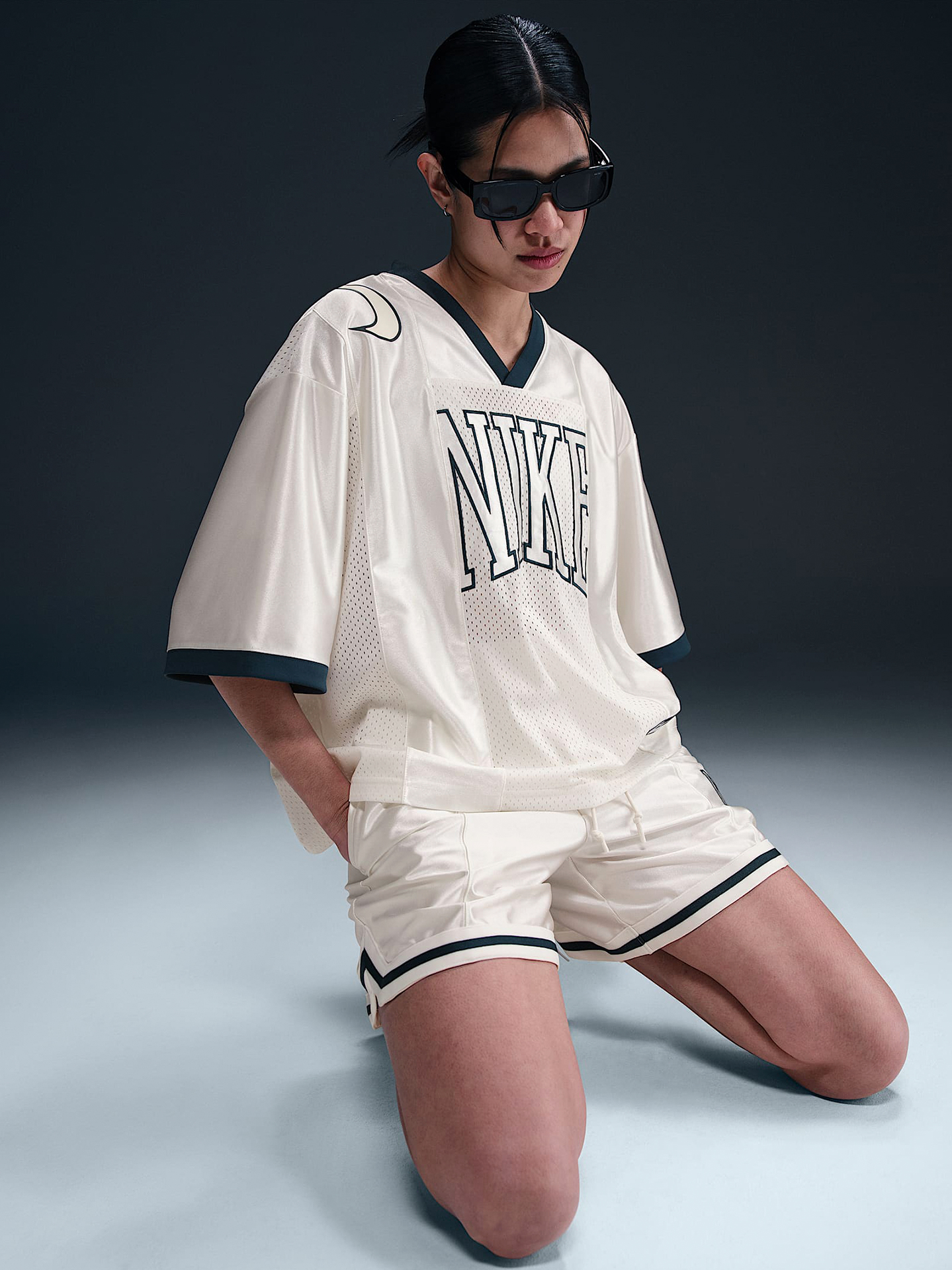 T-shirt Nike Sportswear Street Bege e Azul Marinho Para Mulher