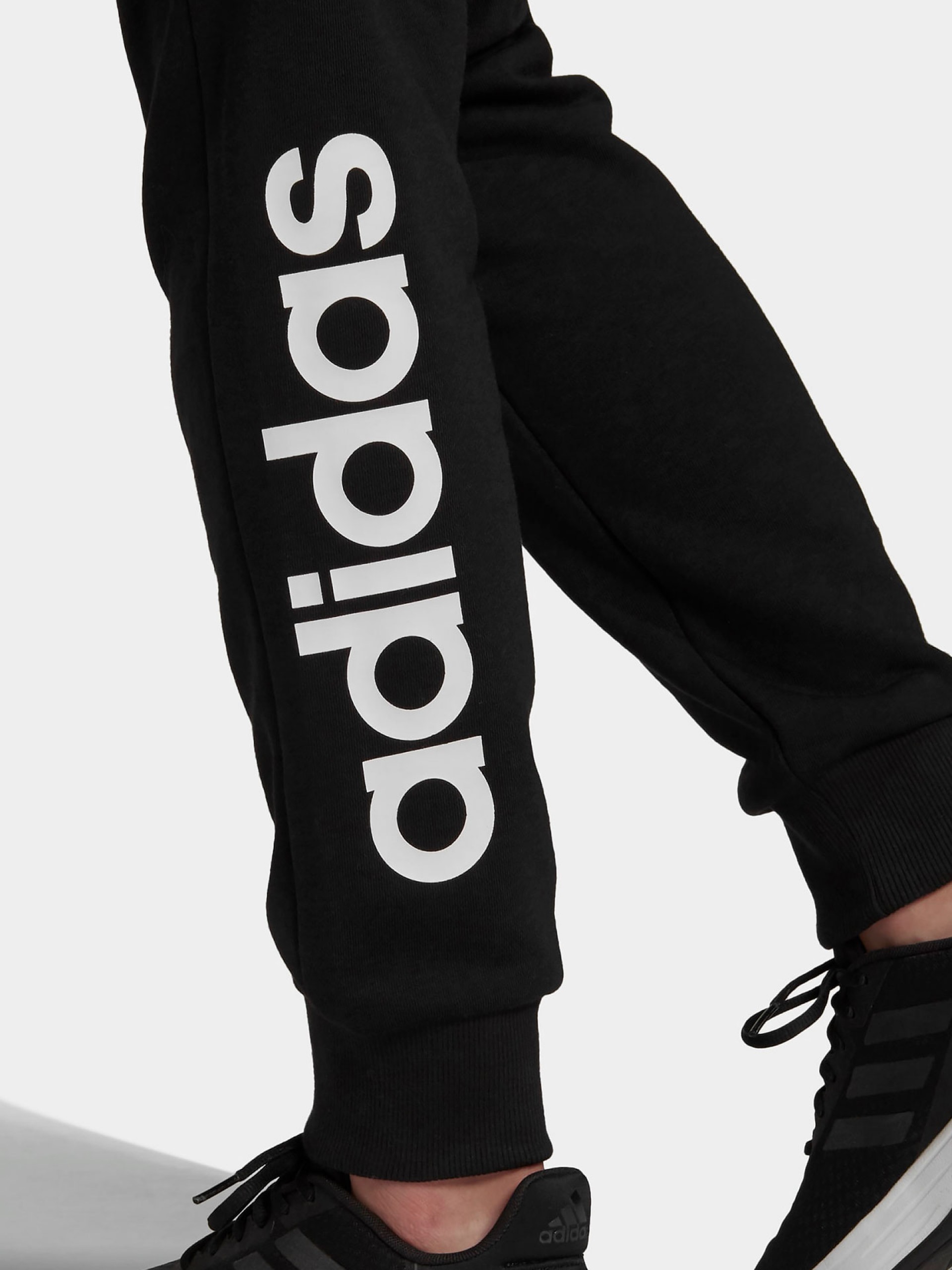 Calças Adidas Essentials