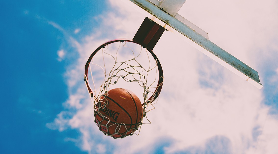 Cesto com bola de basquetebol - Jogos - ACESSÓRIOS - Mulher 