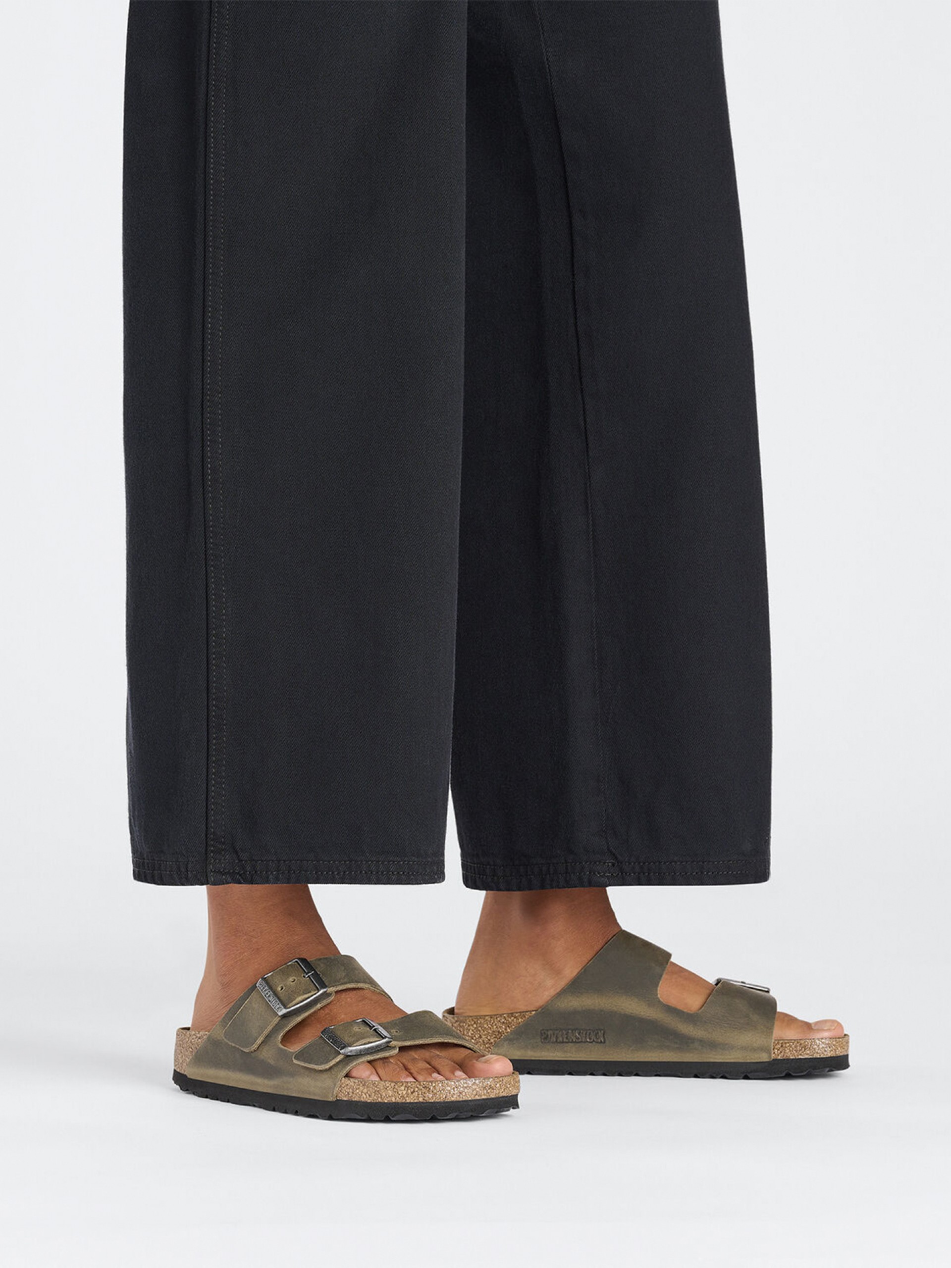 Chinelos Birkenstock Arizona Oiled Leather Caqui