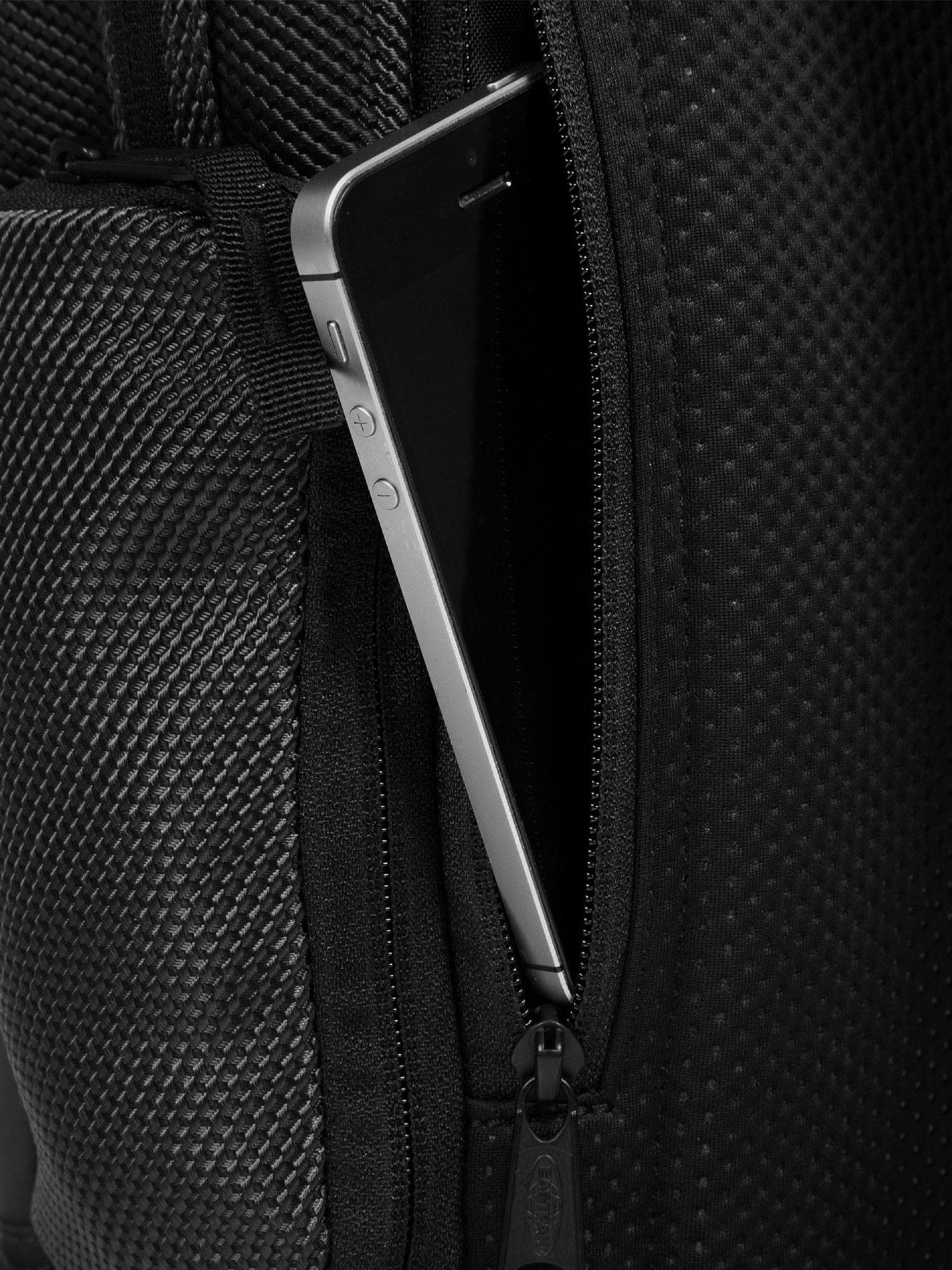 Mochila Eastpak Tecum M CNNCT Preta