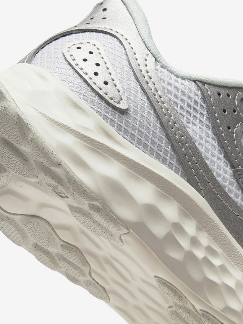 Sapatilhas New Balance Fresh Foam Arishi v4 TIRALUX Prateadas Para Mulher