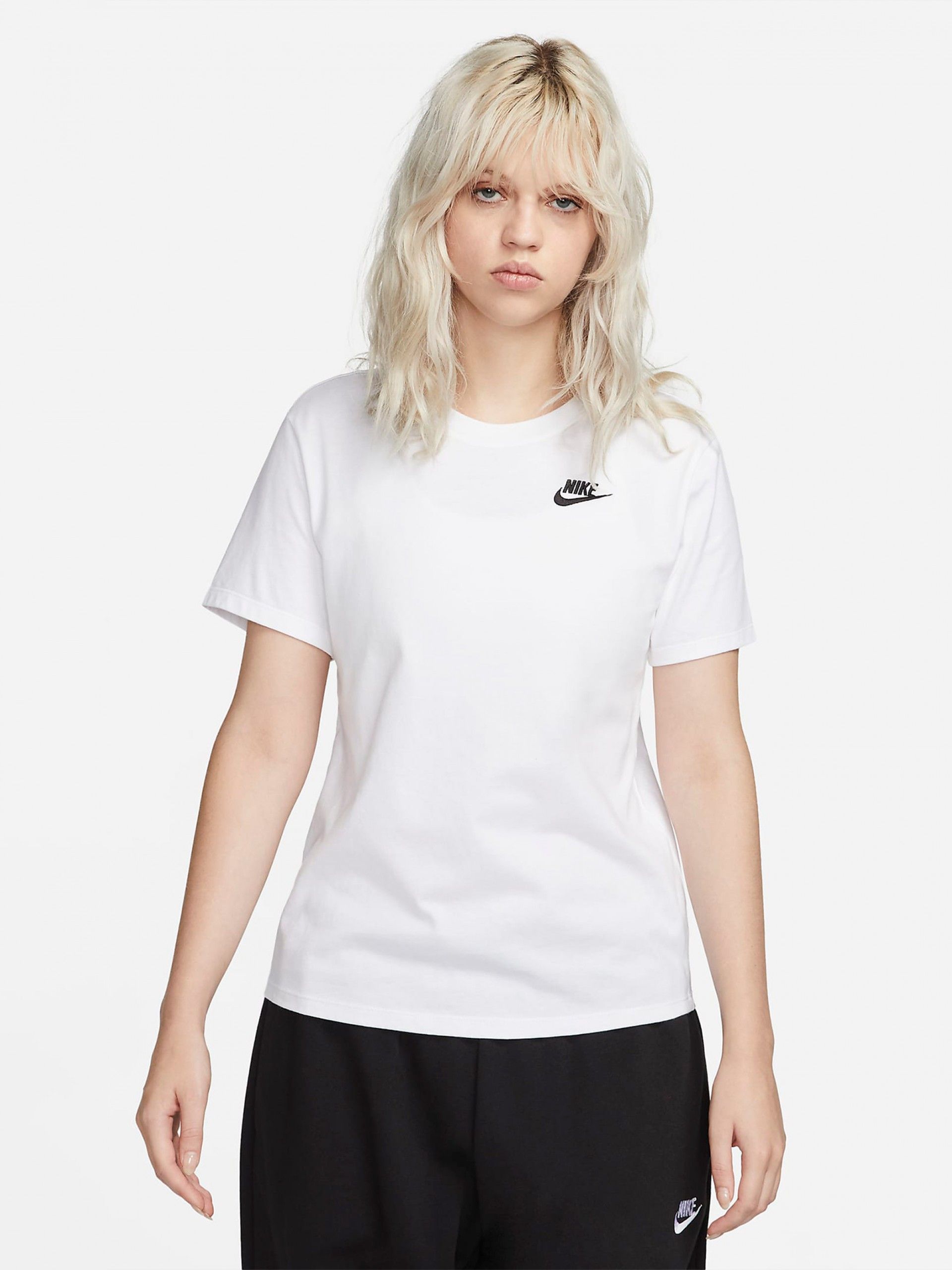 T-shirt Nike Sportswear Club Essentials Branca Para Mulher