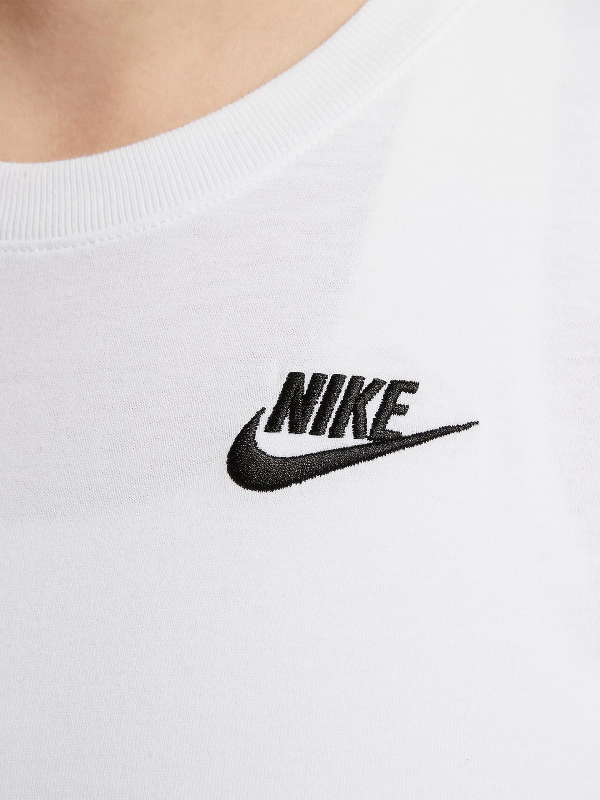 T-shirt Nike Sportswear Club Essentials Branca Para Mulher