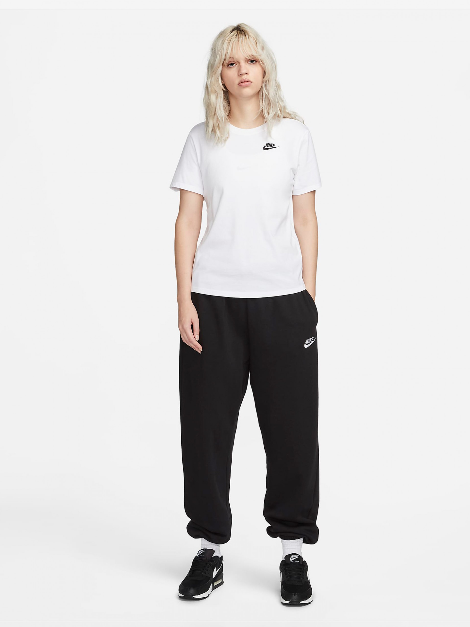 T-shirt Nike Sportswear Club Essentials Branca Para Mulher