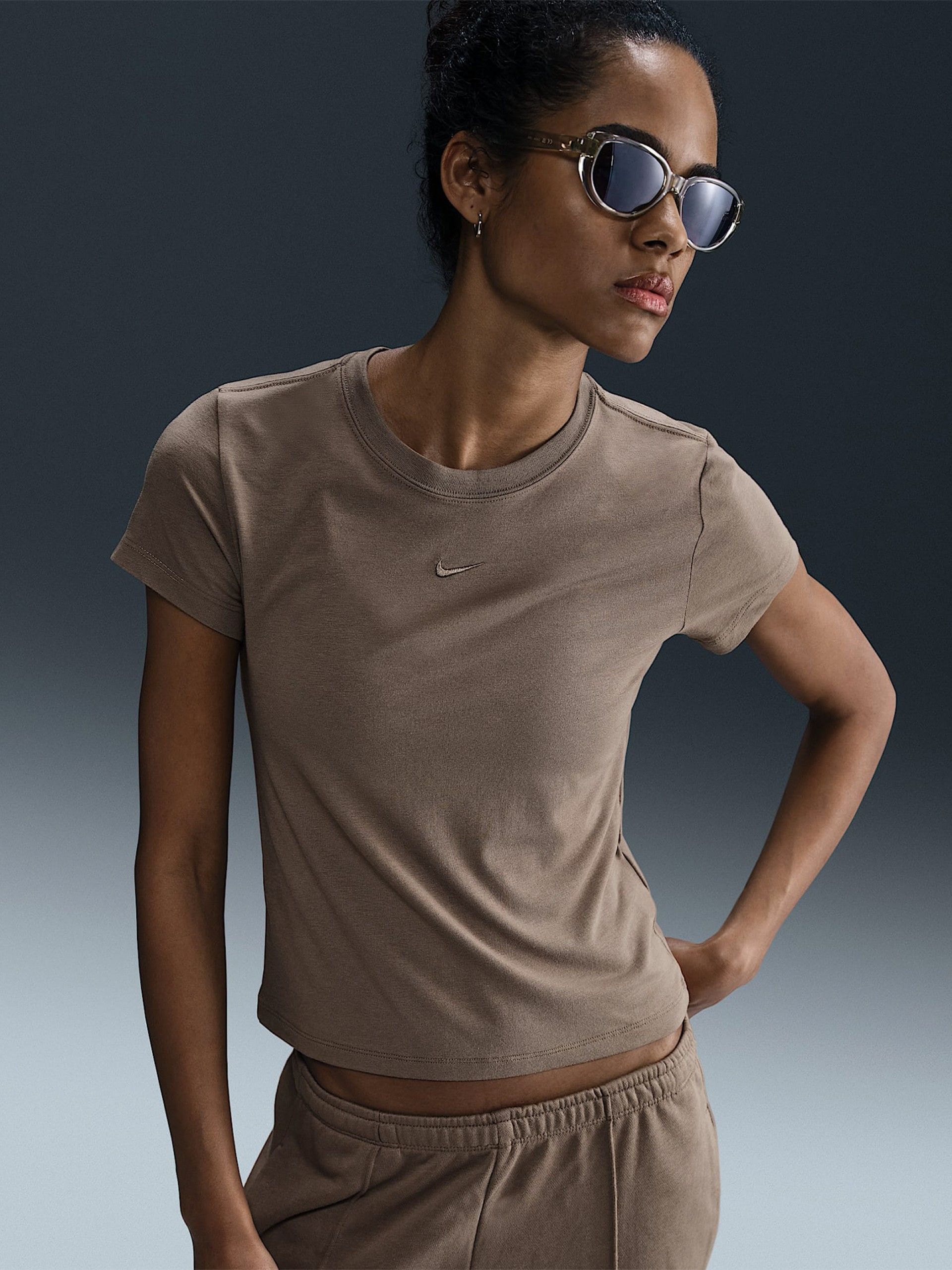 T-shirt Nike Sportswear Chill Knit Castanha Para Mulher