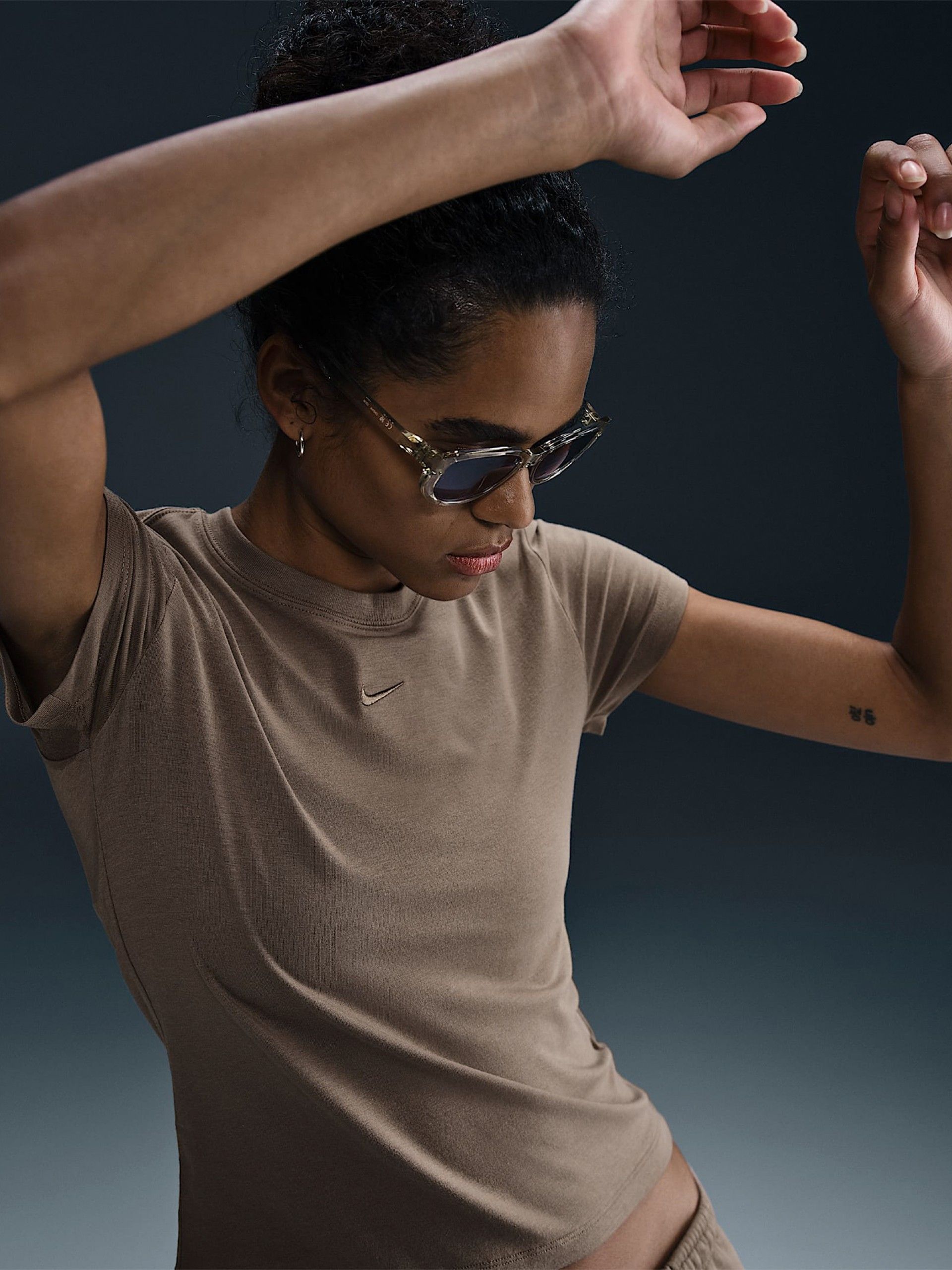 T-shirt Nike Sportswear Chill Knit Castanha Para Mulher