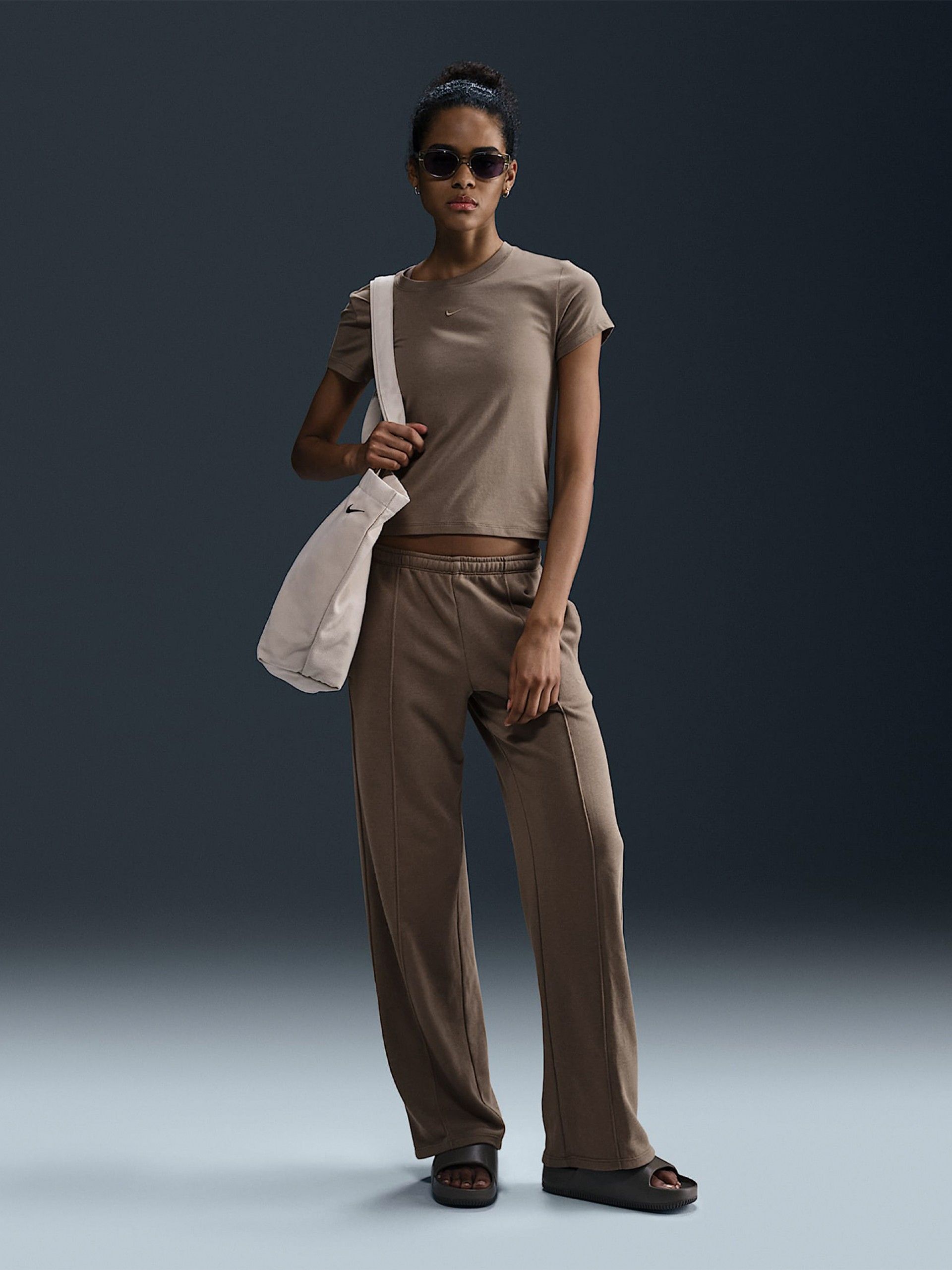 T-shirt Nike Sportswear Chill Knit Castanha Para Mulher