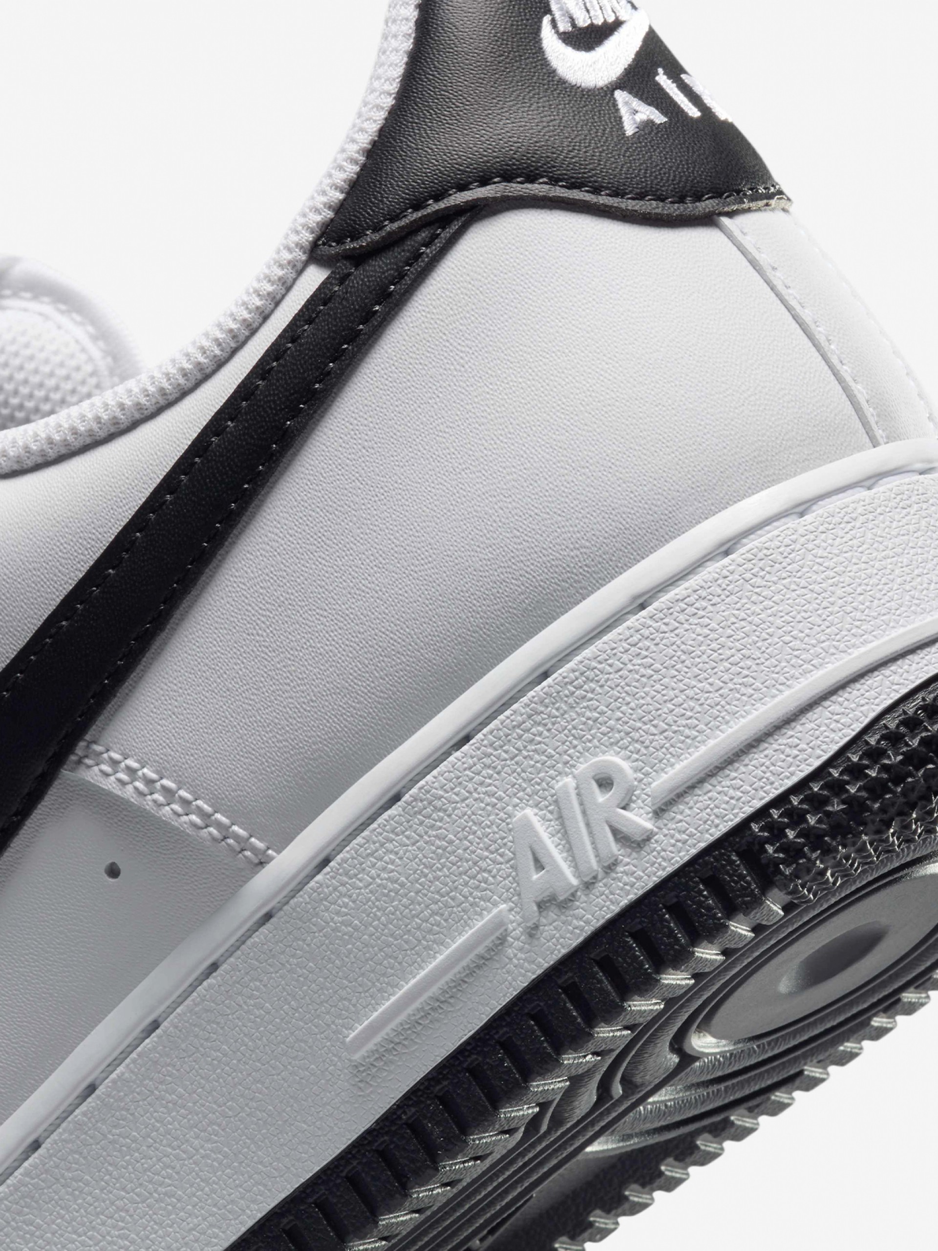 Sapatilhas Nike Air Force 1 Brancas e Pretas Para Homem