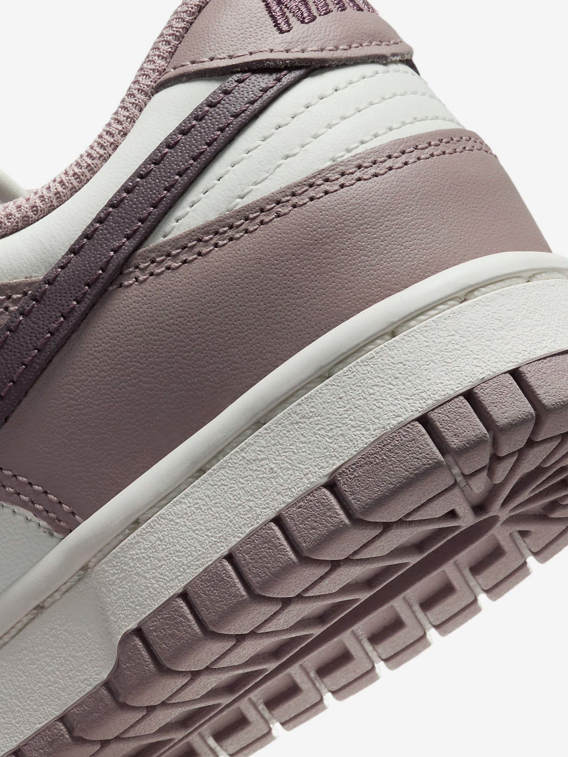 Sapatilhas Nike Dunk Low Brancas e Roxas Para Mulher