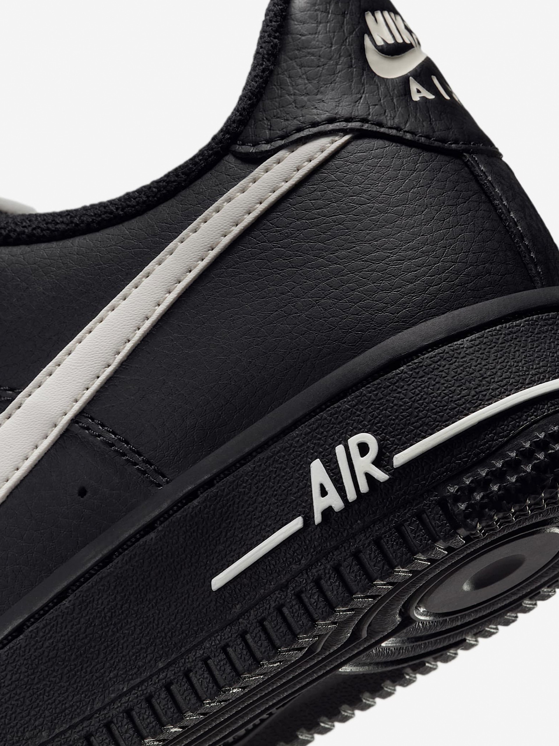 Sapatilhas Nike Air Force 1 Pretas e Brancas Júnior