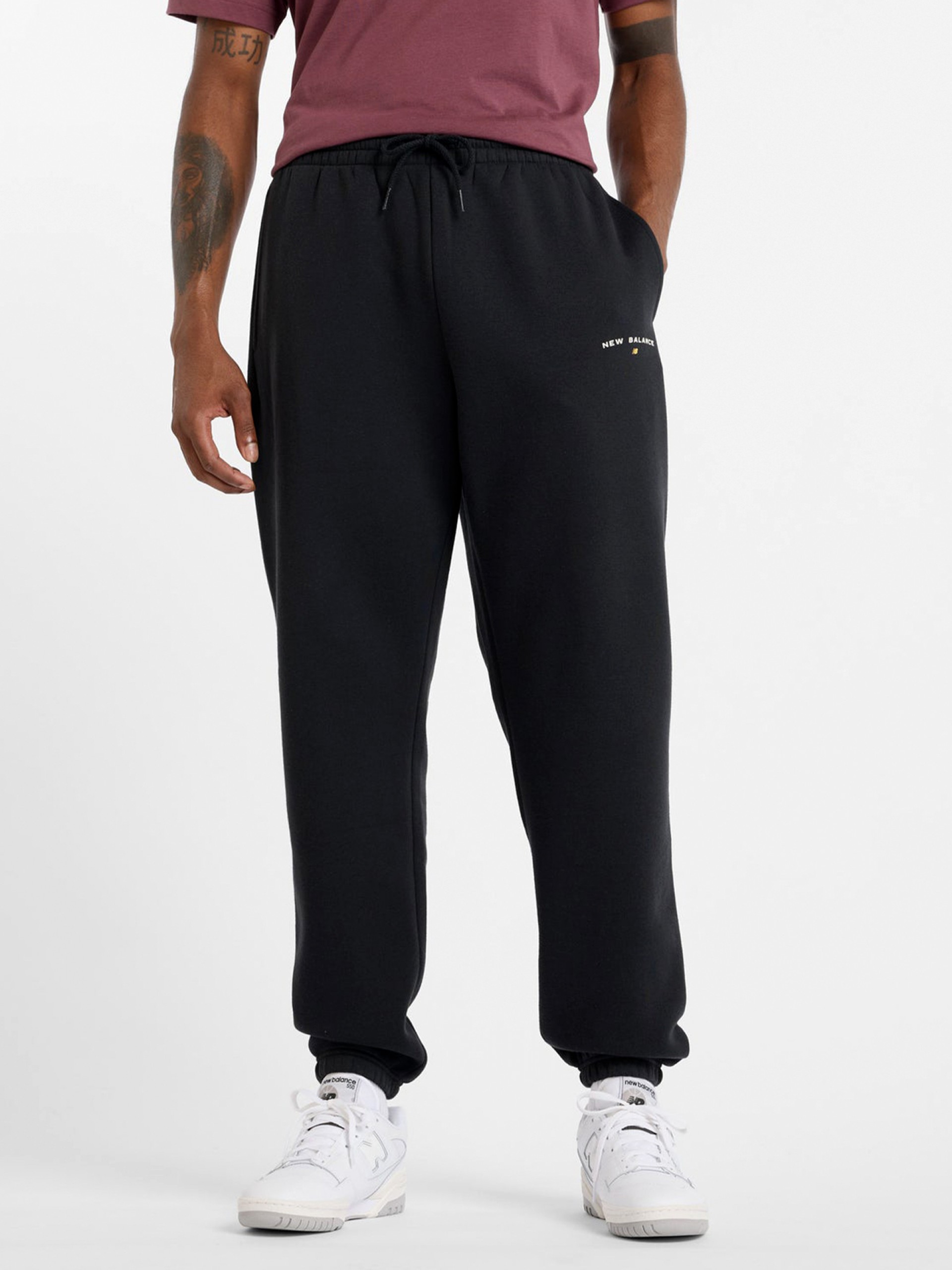 Pantalones New Balance Reimagined Graphic Fleece Jogger Negros