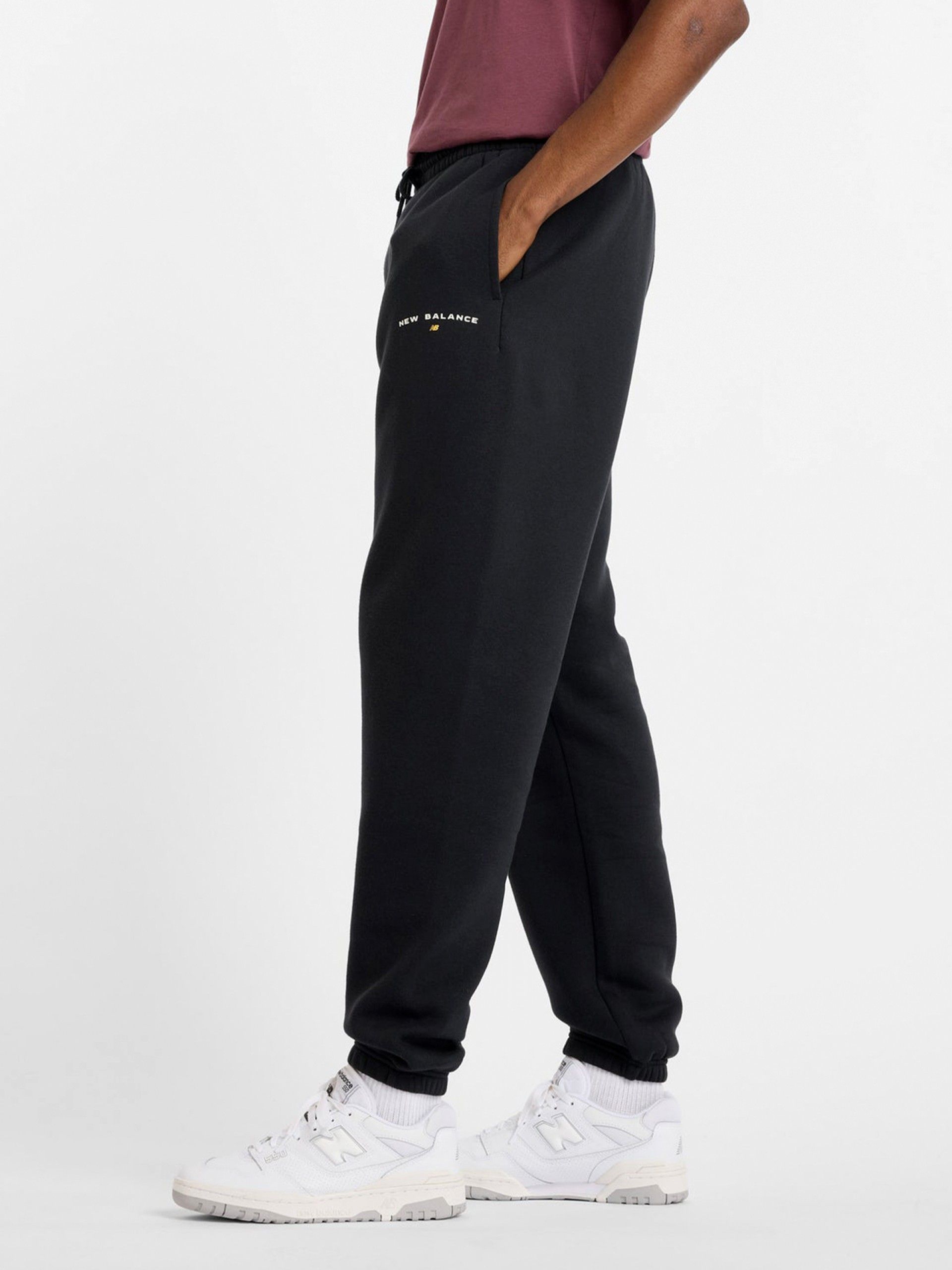 Pantalones New Balance Reimagined Graphic Fleece Jogger Negros