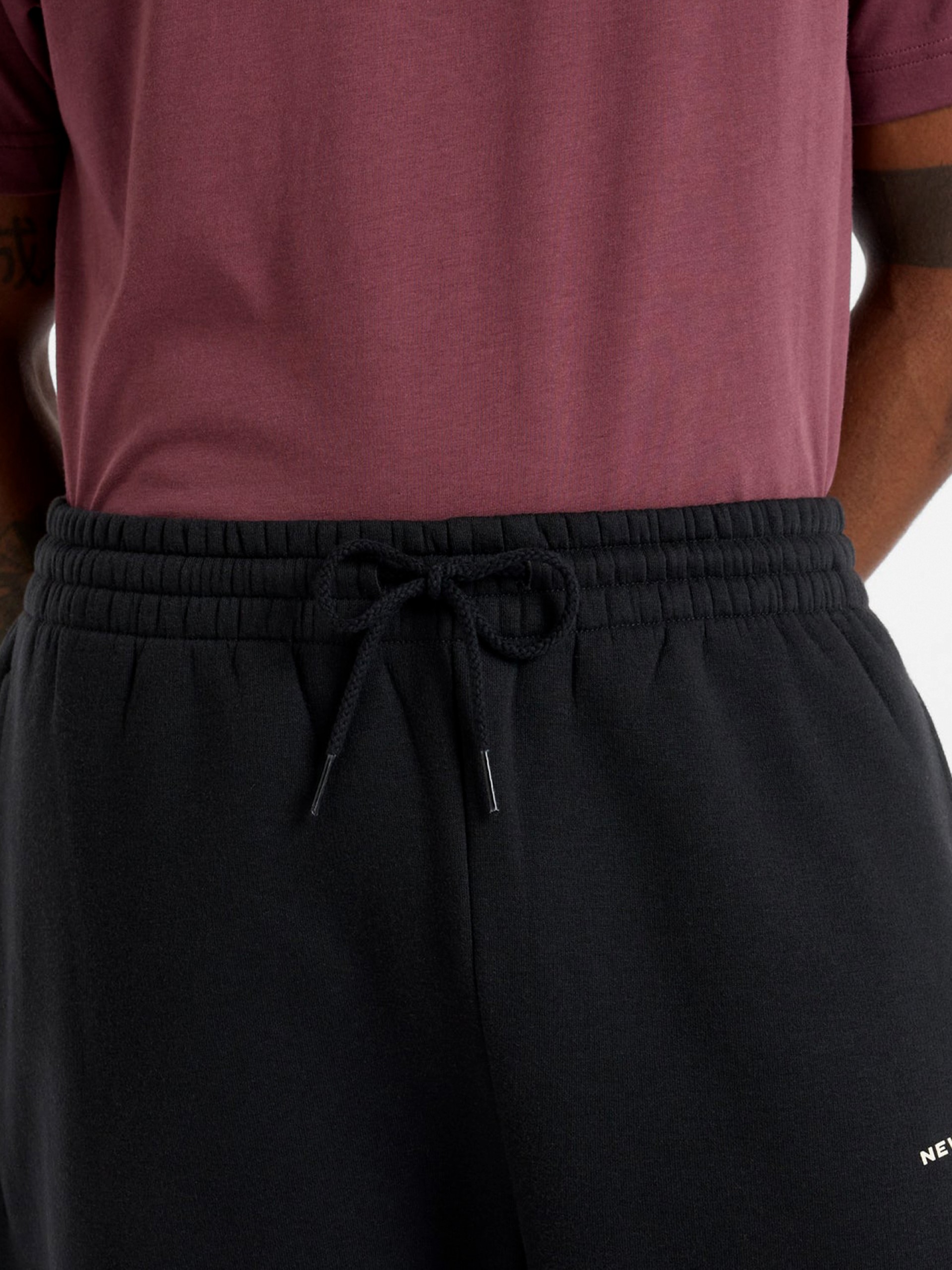 Pantalones New Balance Reimagined Graphic Fleece Jogger Negros