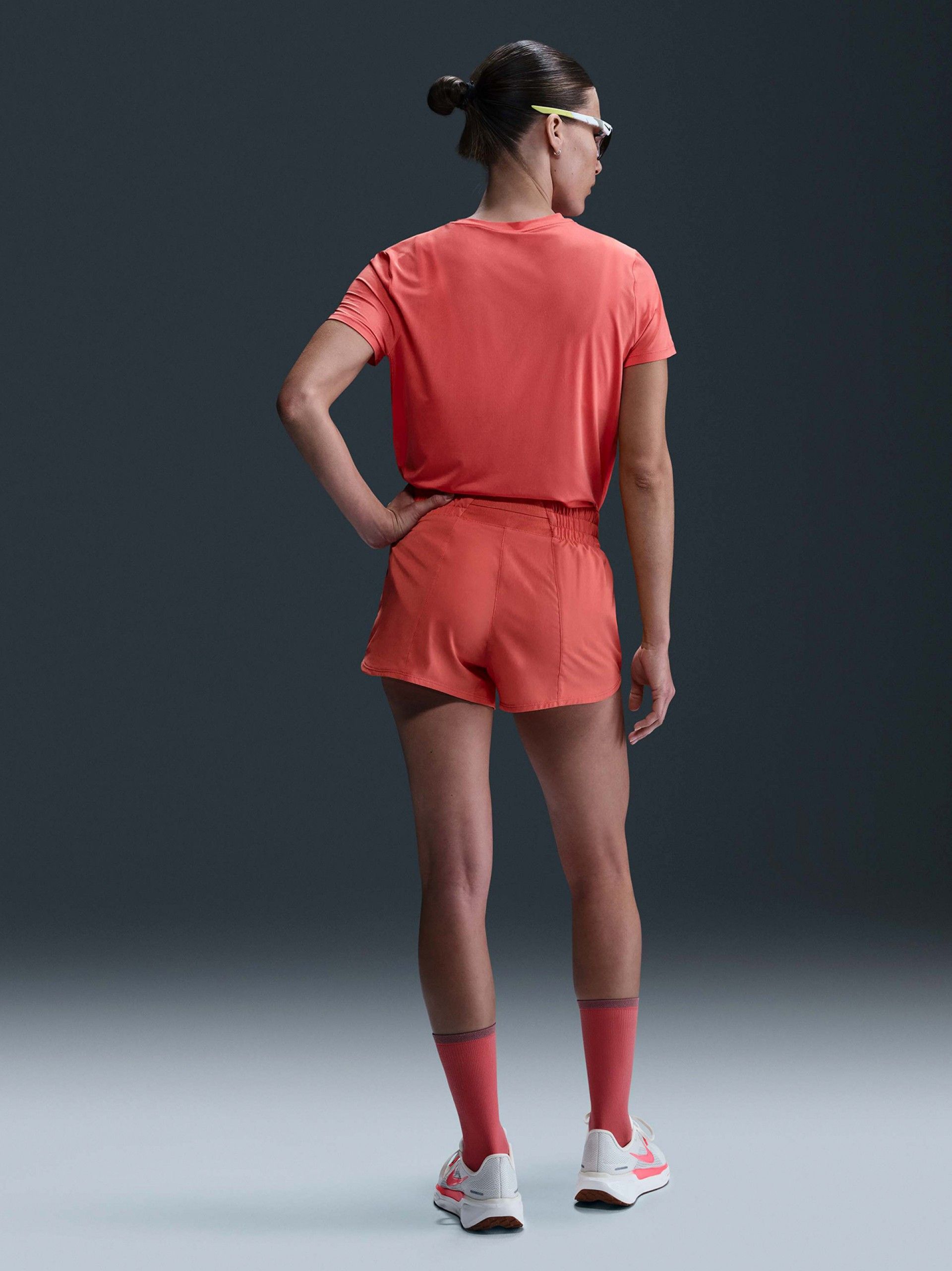 Camiseta de Running Nike One Swoosh Dri-FIT Salmón Para Mujer