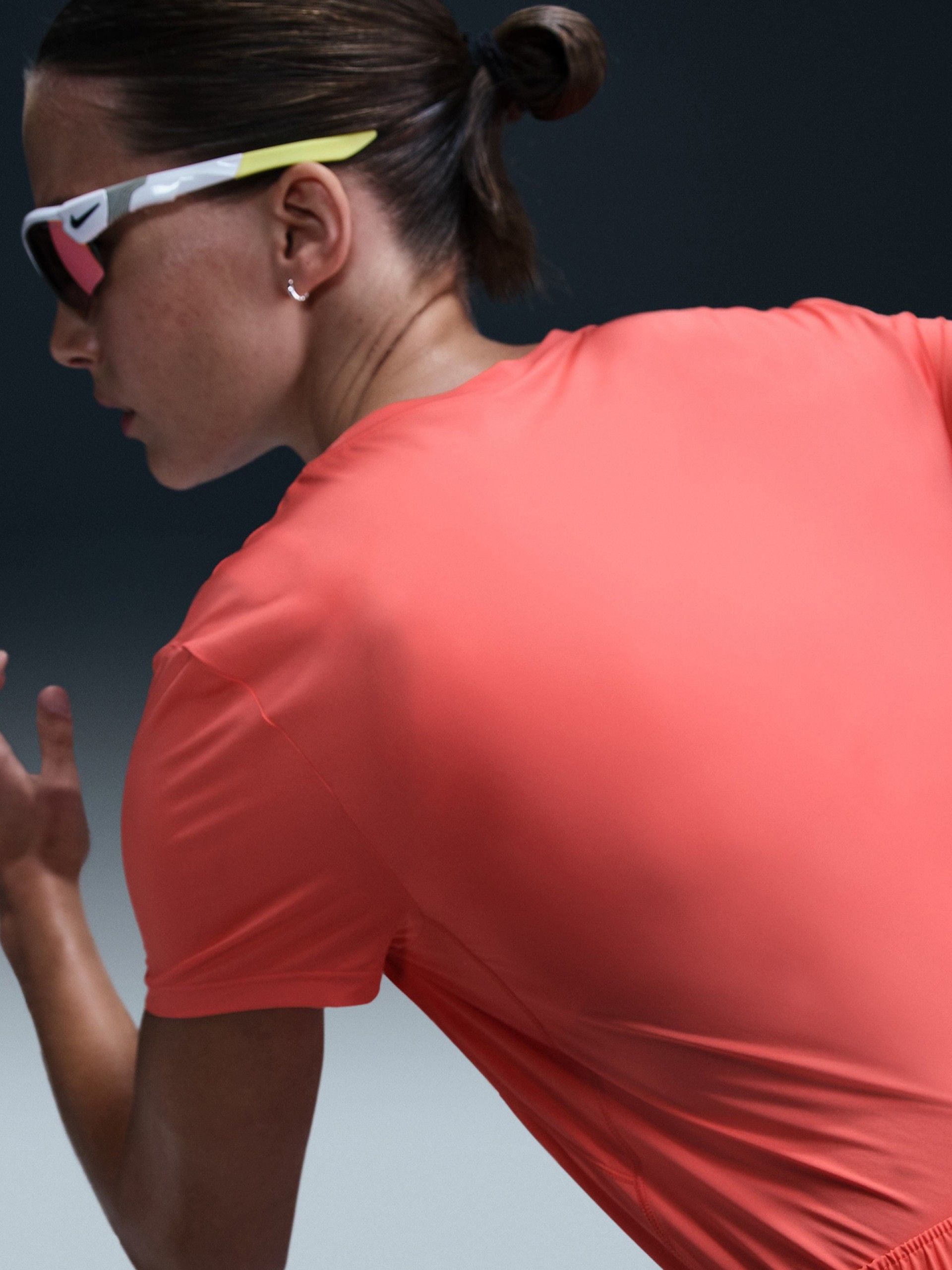 Camiseta de Running Nike One Swoosh Dri-FIT Salmón Para Mujer