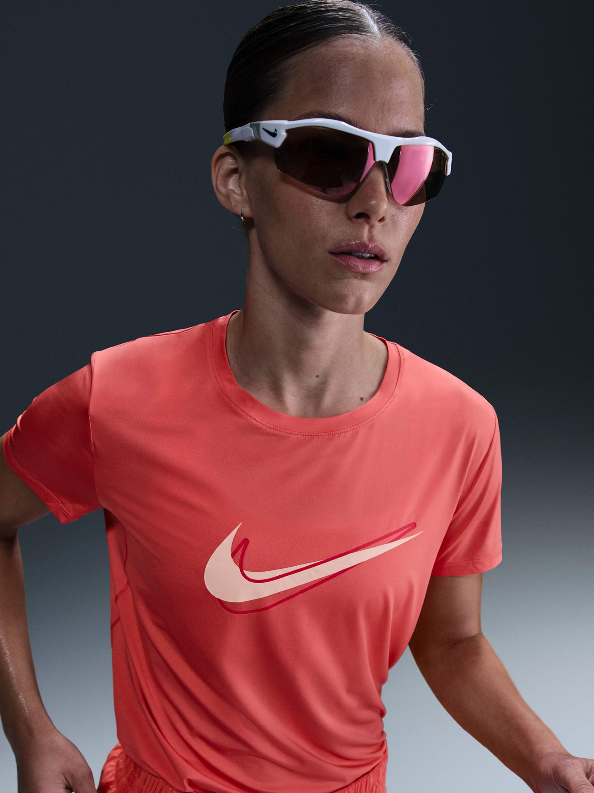 Camiseta de Running Nike One Swoosh Dri-FIT Salmón Para Mujer