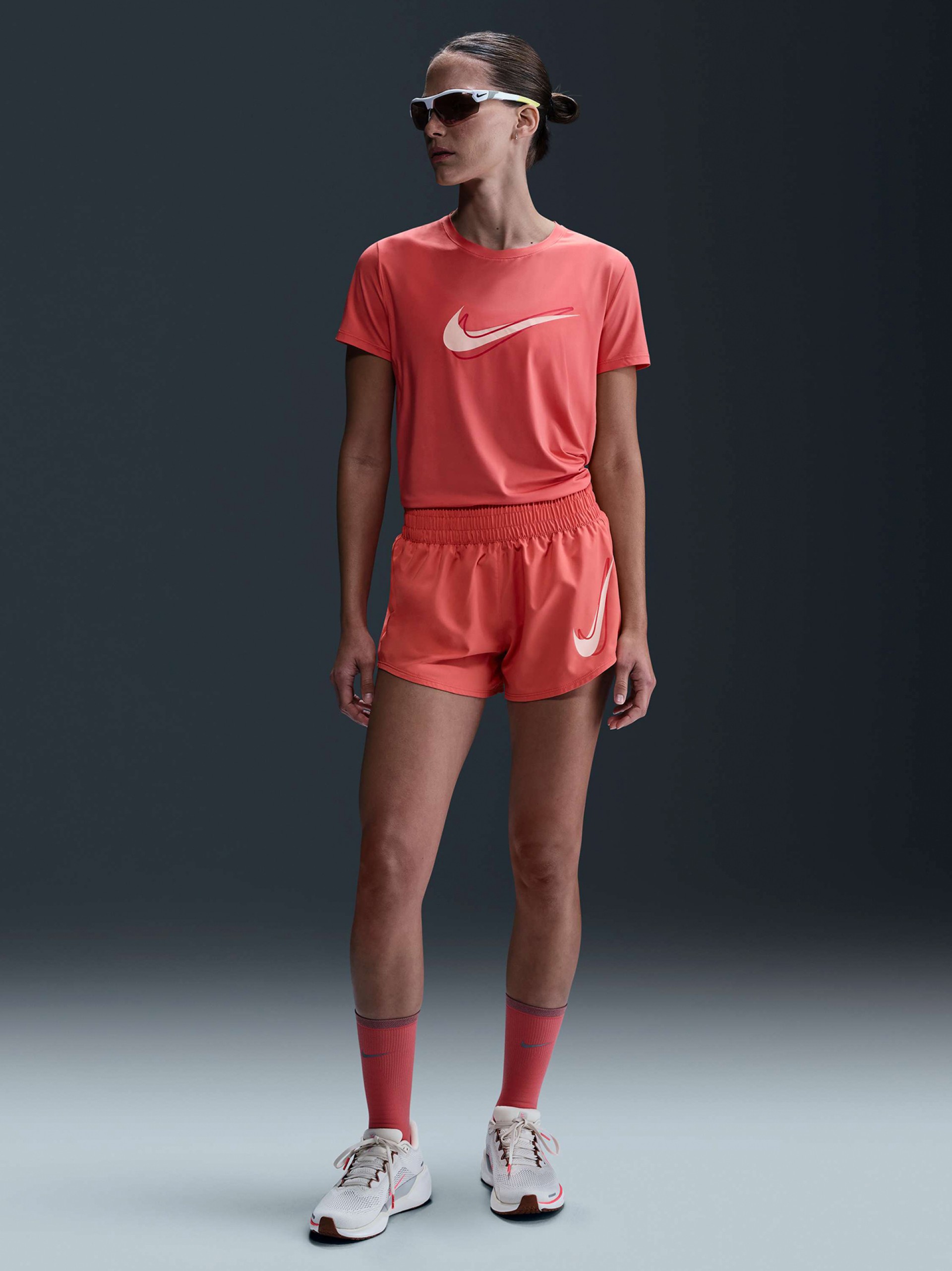 Camiseta de Running Nike One Swoosh Dri-FIT Salmón Para Mujer