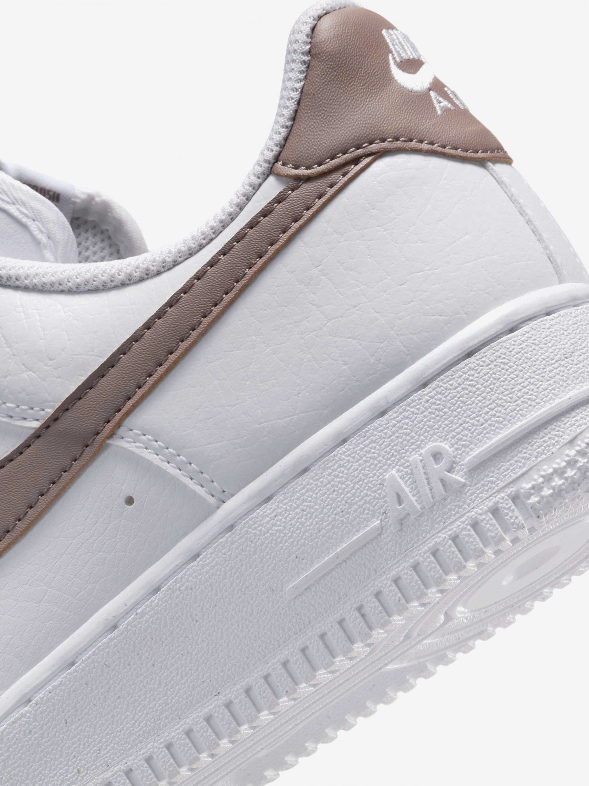 Sapatilhas Nike Air Force 1 Next Nature Brancas e Castanhas Para Mulher