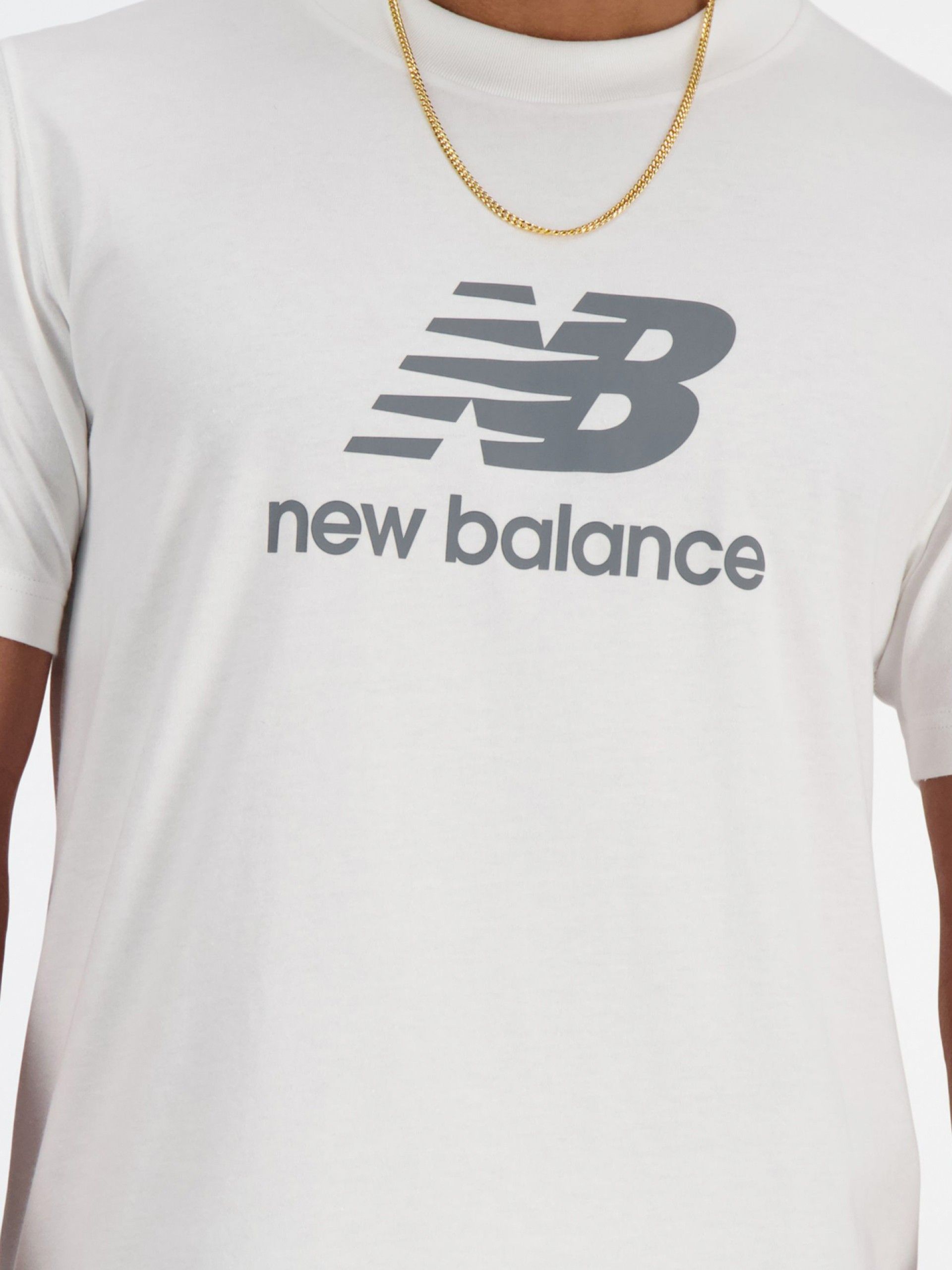 Camiseta New Balance Sport Essentials Logo Blanca