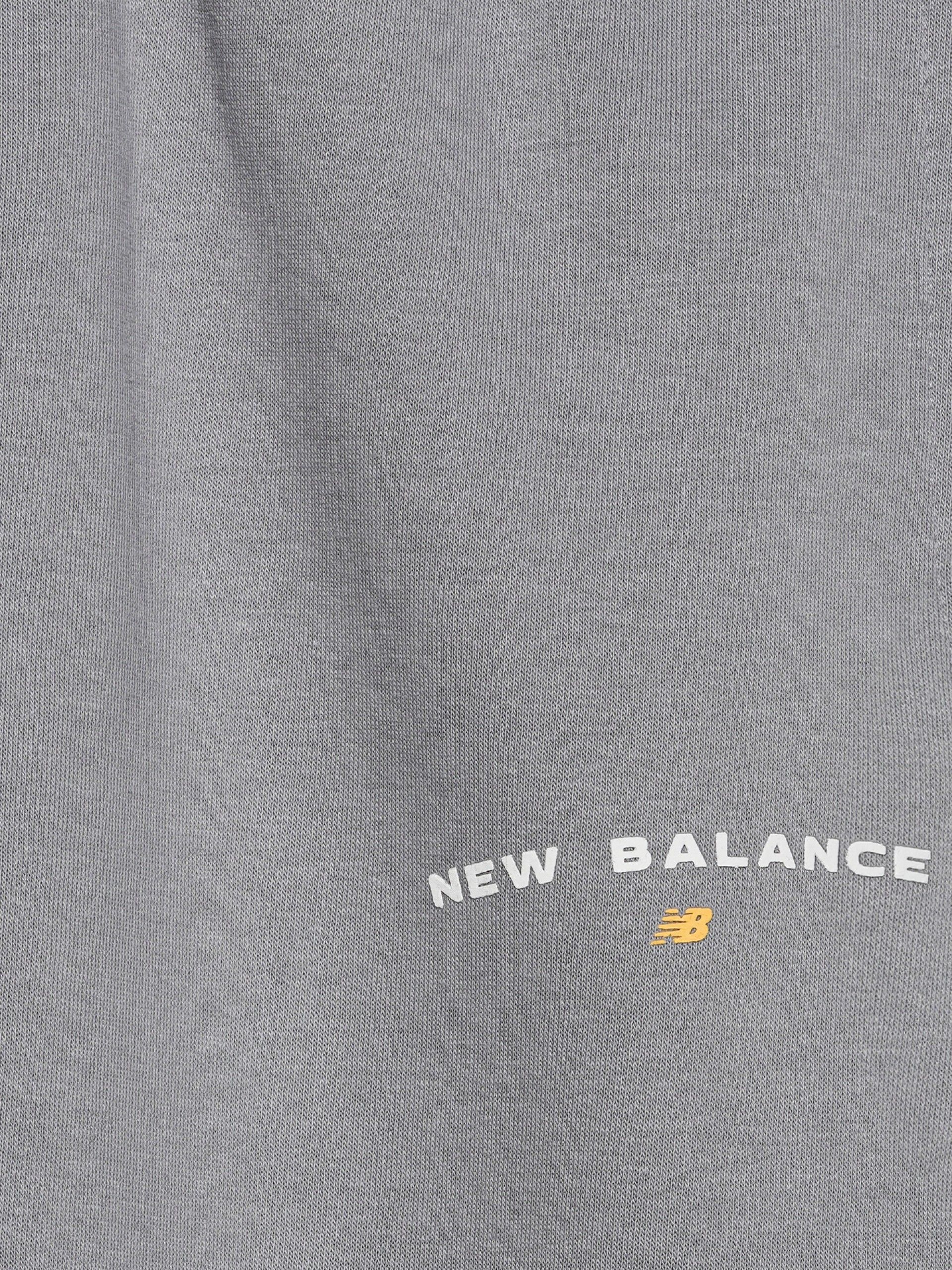 Pantalones New Balance Reimagined Graphic Fleece Jogger Grises
