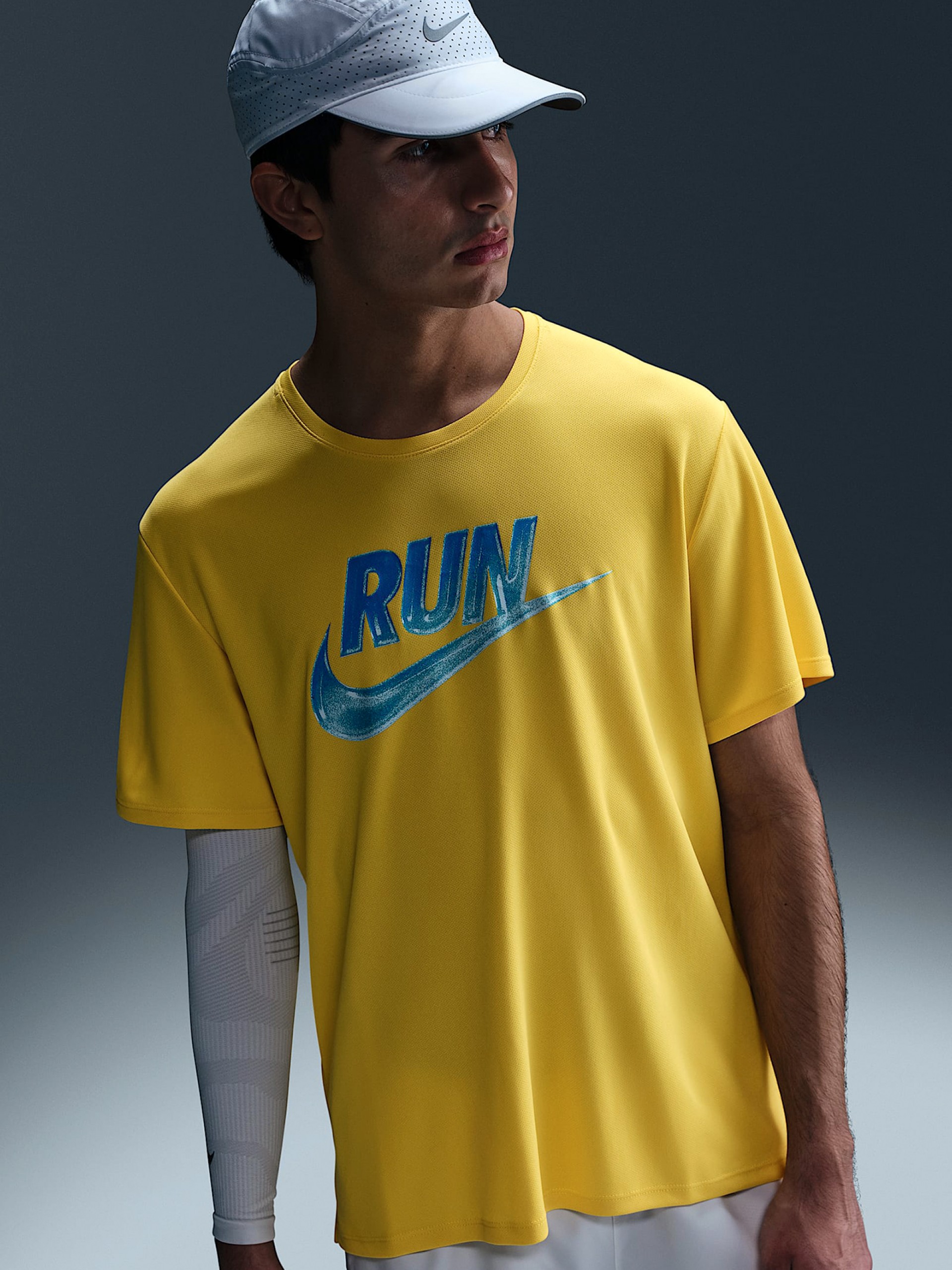 T-shirt de Running Nike Run Energy Miler Dri-FIT Amarela Para Homem