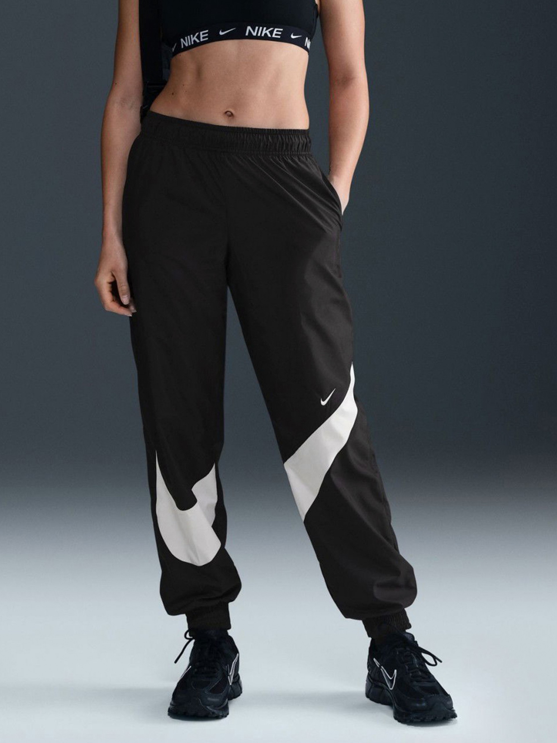 Calças Nike Sportswear Classic Woven Proteção UV Mid-Rise Pretas Para Mulher