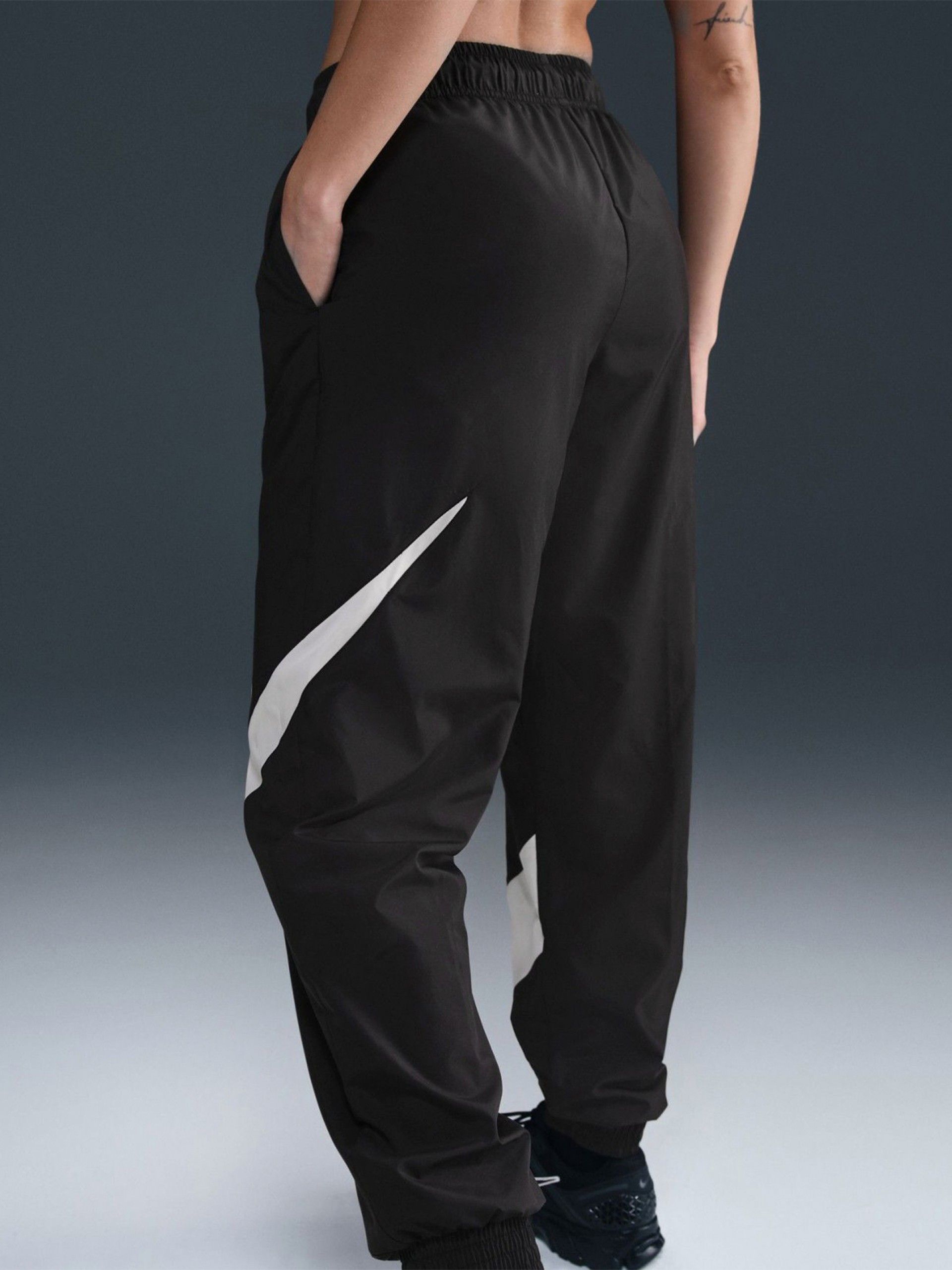 Calças Nike Sportswear Classic Woven Proteção UV Mid-Rise Pretas Para Mulher