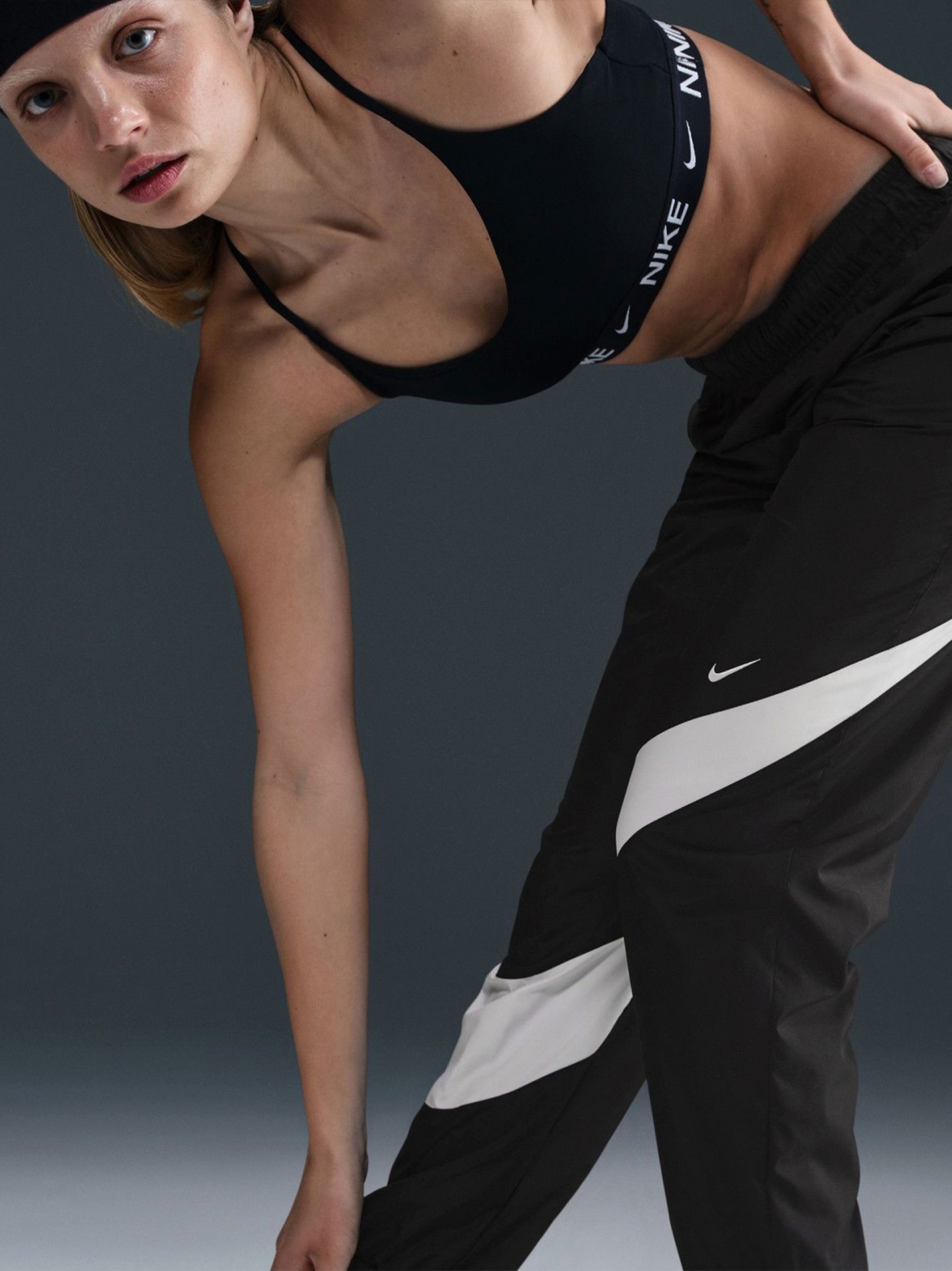 Calças Nike Sportswear Classic Woven Proteção UV Mid-Rise Pretas Para Mulher