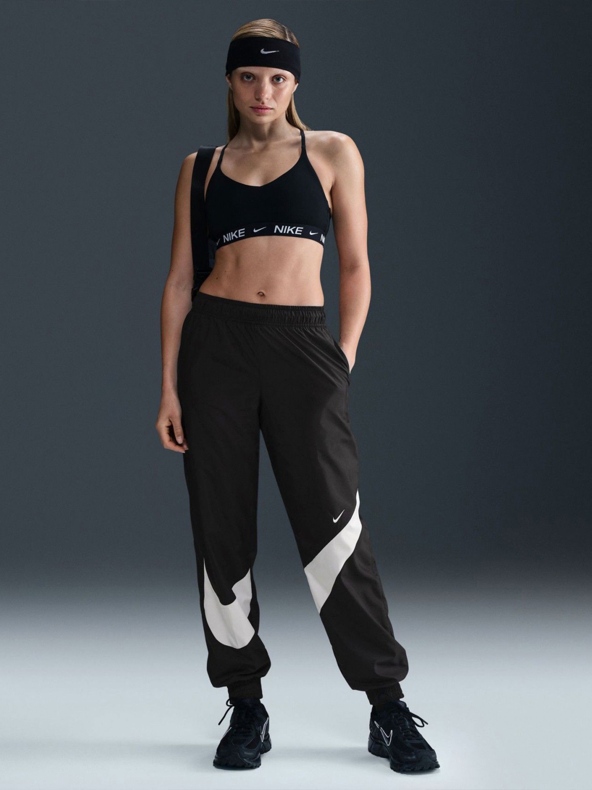 Calças Nike Sportswear Classic Woven Proteção UV Mid-Rise Pretas Para Mulher