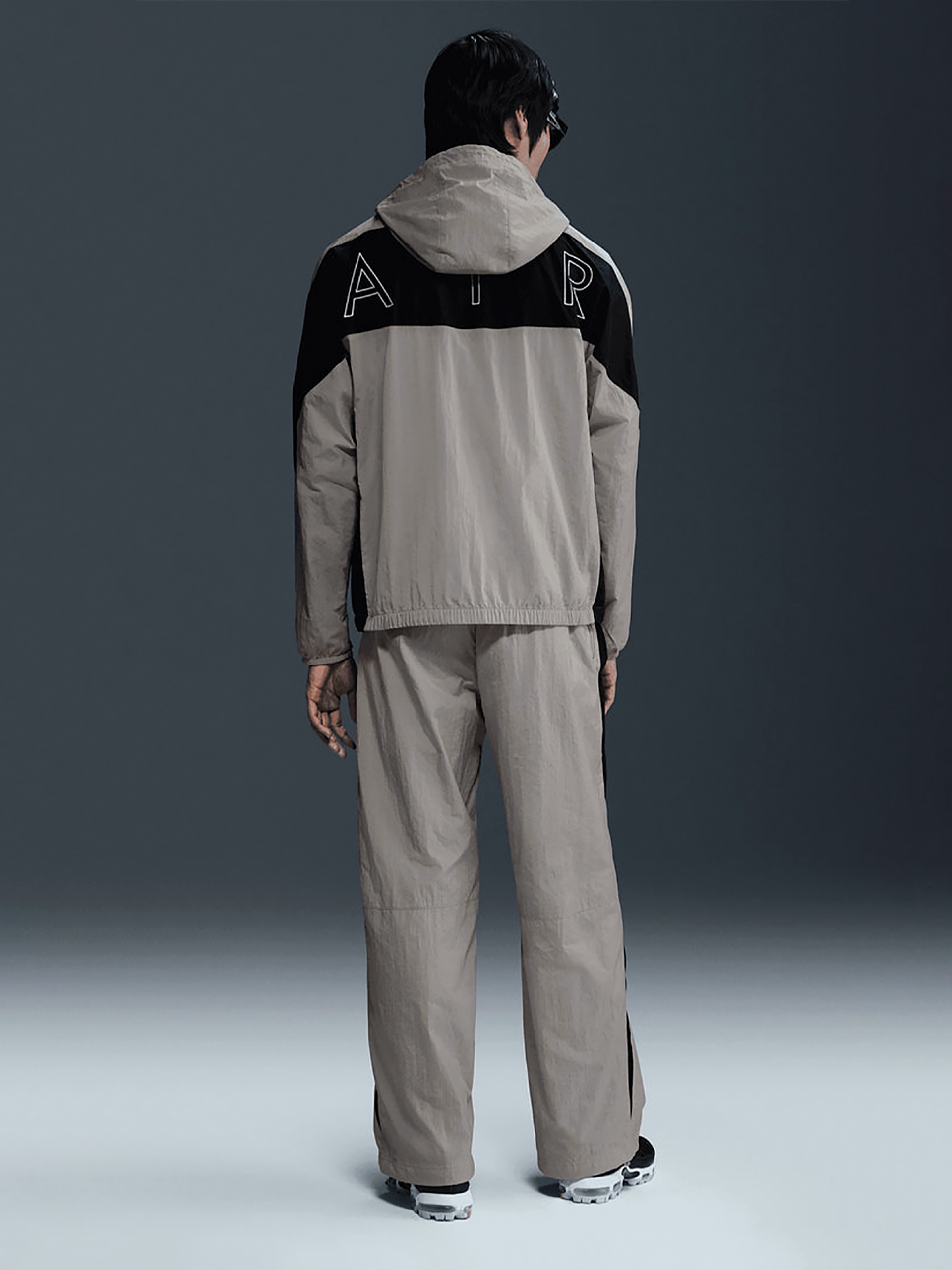 Pantalones Nike Air Woven Grises y Negros Para Hombre