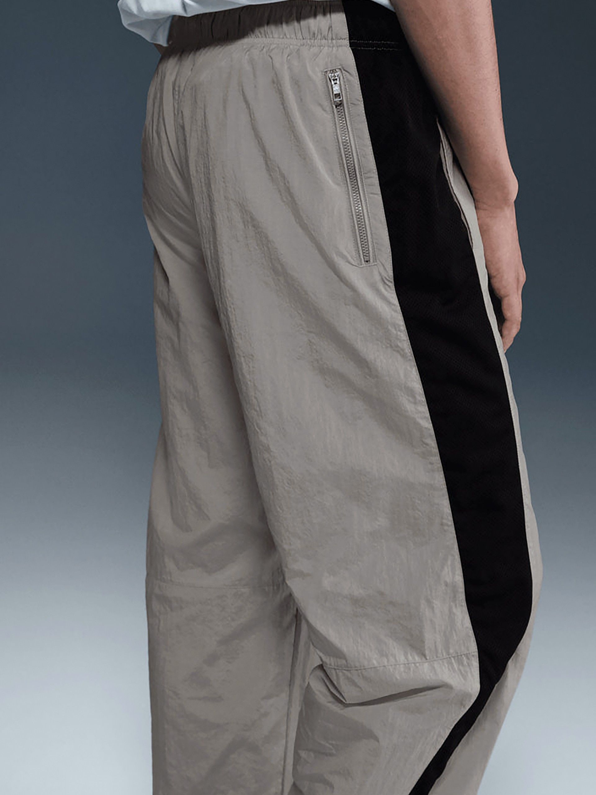 Pantalones Nike Air Woven Grises y Negros Para Hombre