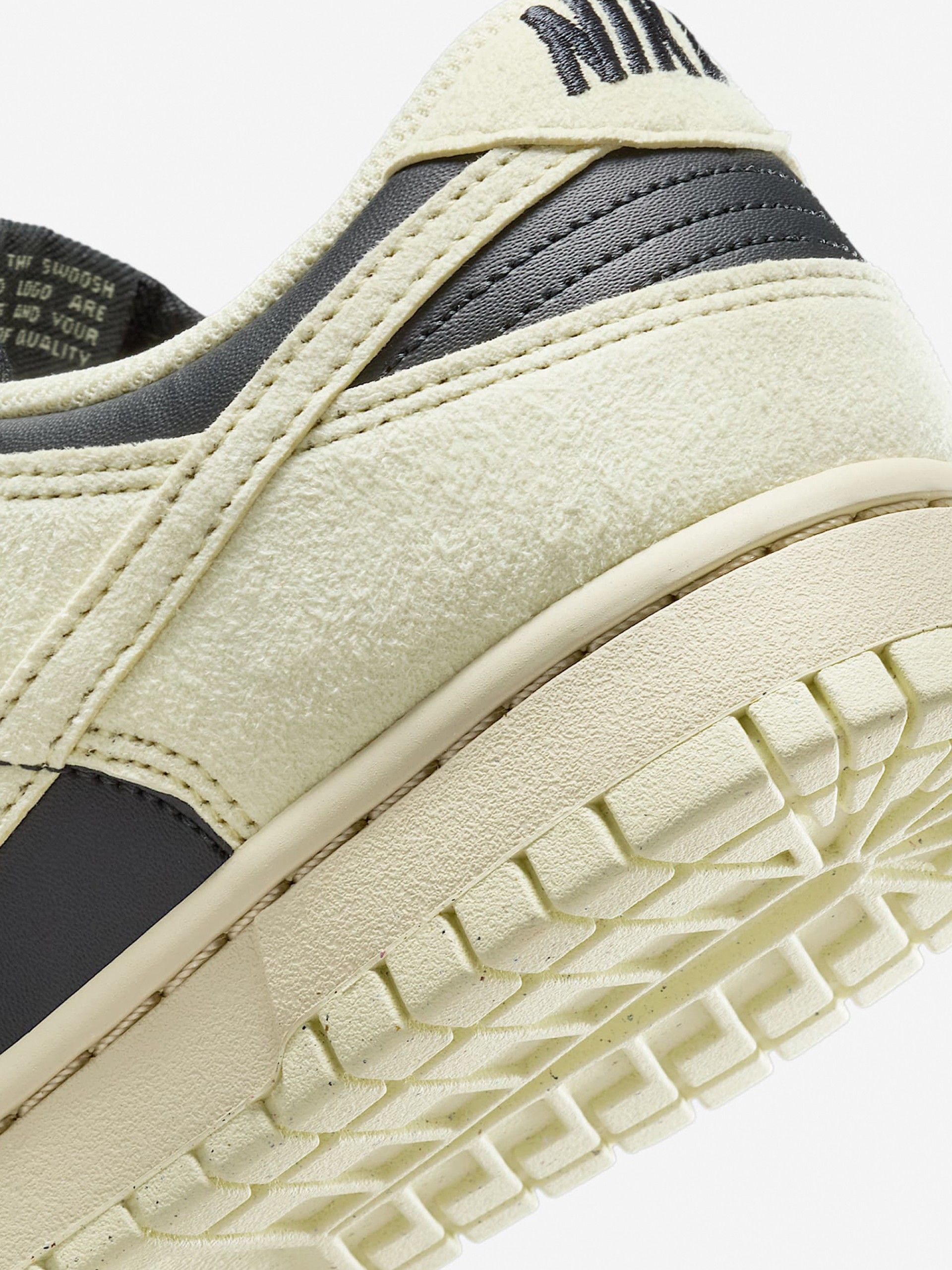 Sapatilhas Nike Dunk Low Amarelas e Pretas Para Mulher