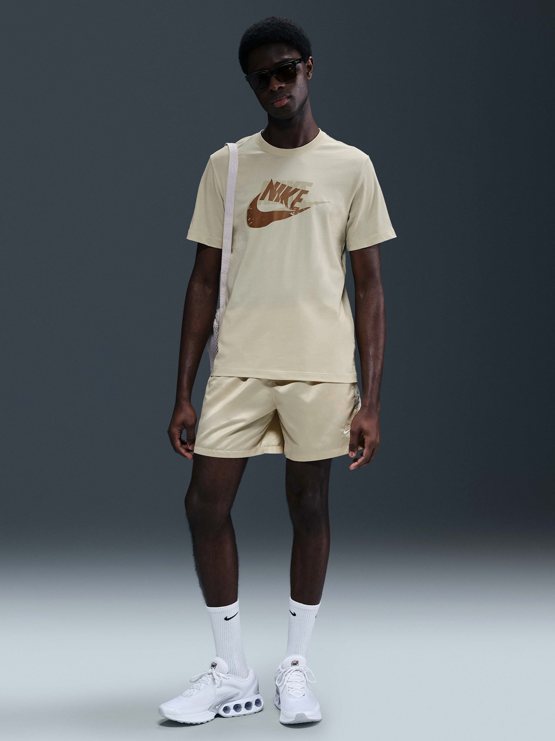 T-shirt Nike Sportswear 12MO Futura Bege Para Homem