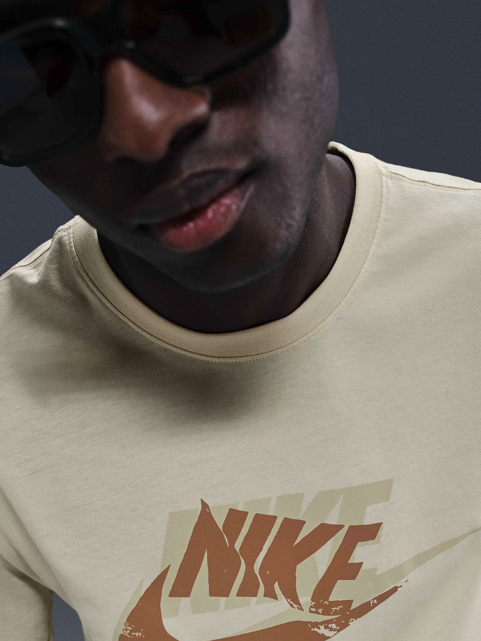 T-shirt Nike Sportswear 12MO Futura Bege Para Homem