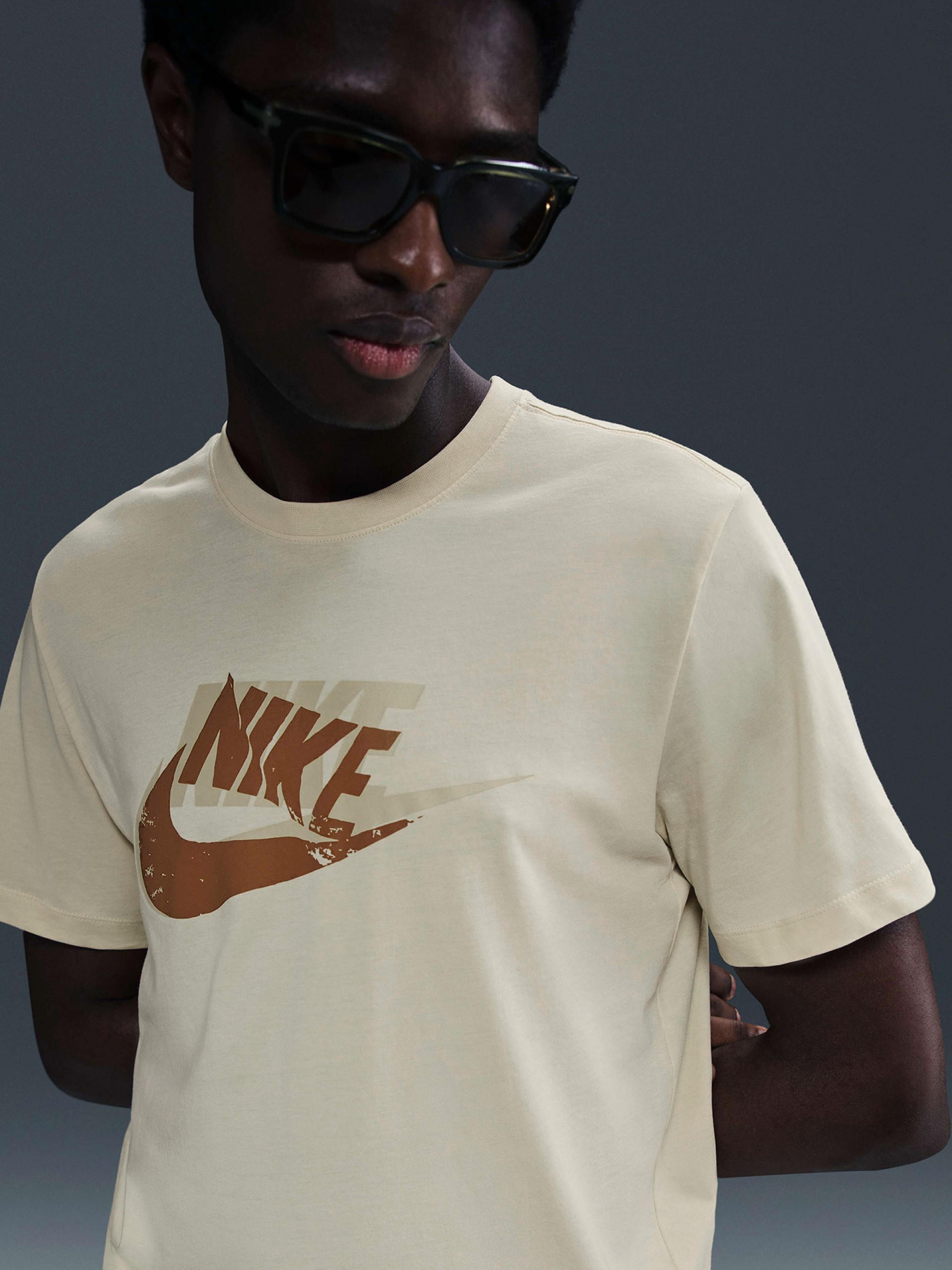 T-shirt Nike Sportswear 12MO Futura Bege Para Homem