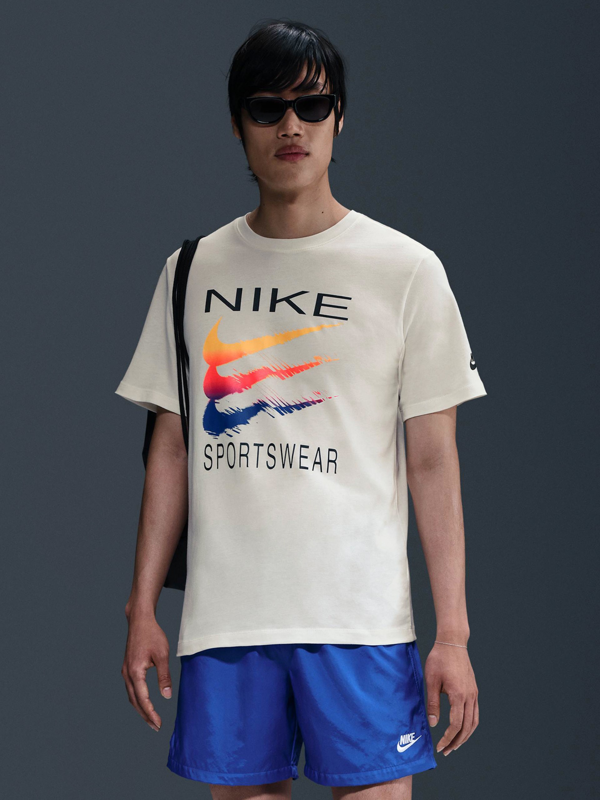 T-shirt Nike Sportswear Triple Swoosh Bege Para Homem