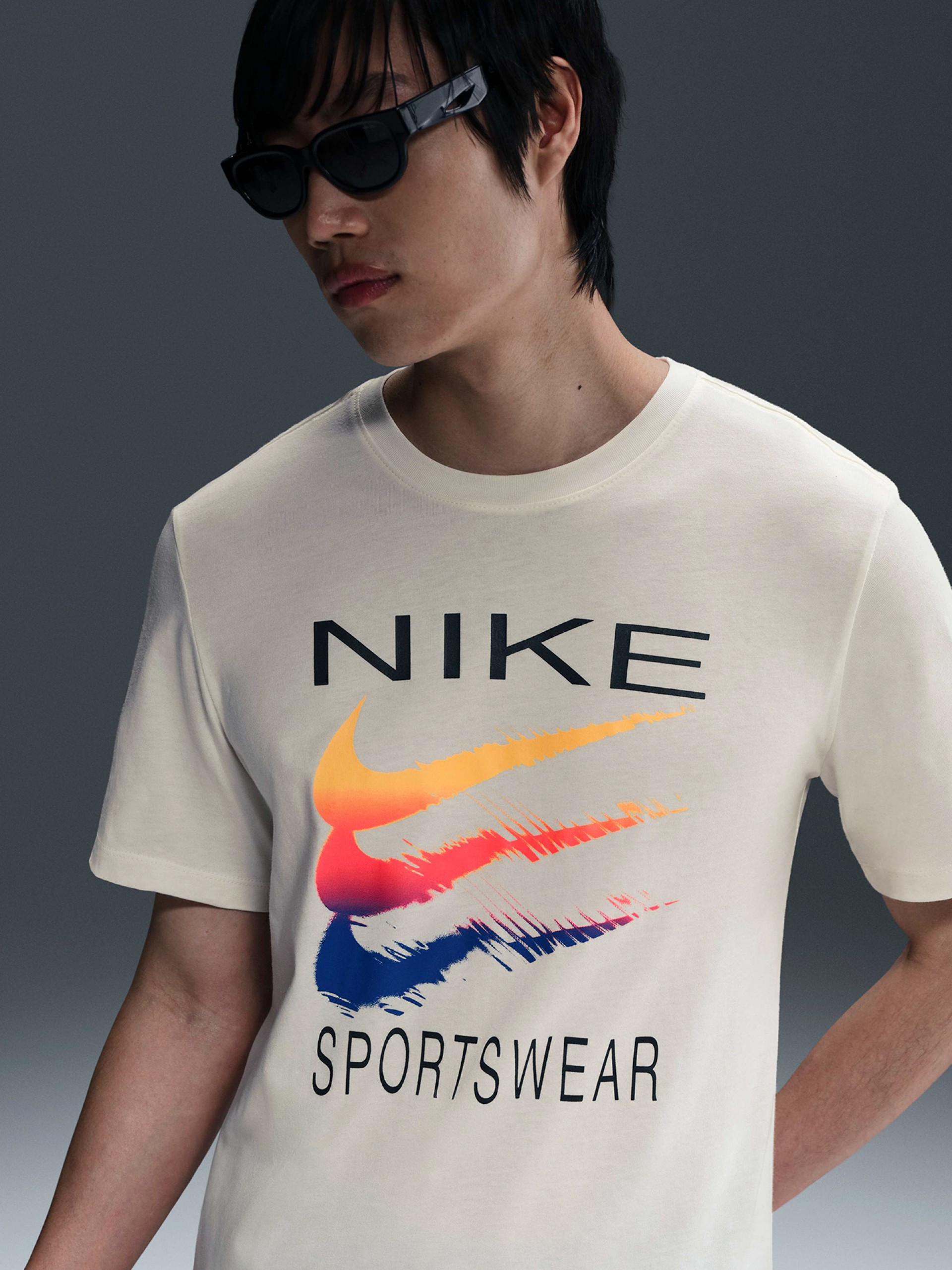 T-shirt Nike Sportswear Triple Swoosh Bege Para Homem