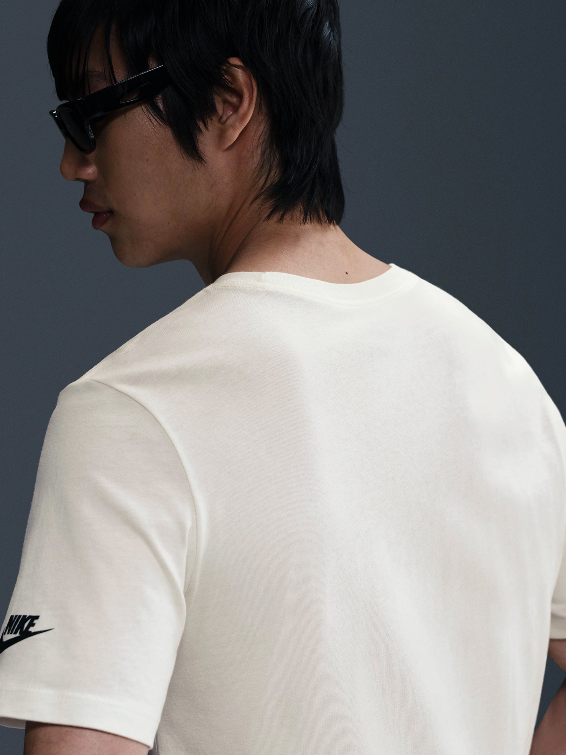 T-shirt Nike Sportswear Triple Swoosh Bege Para Homem