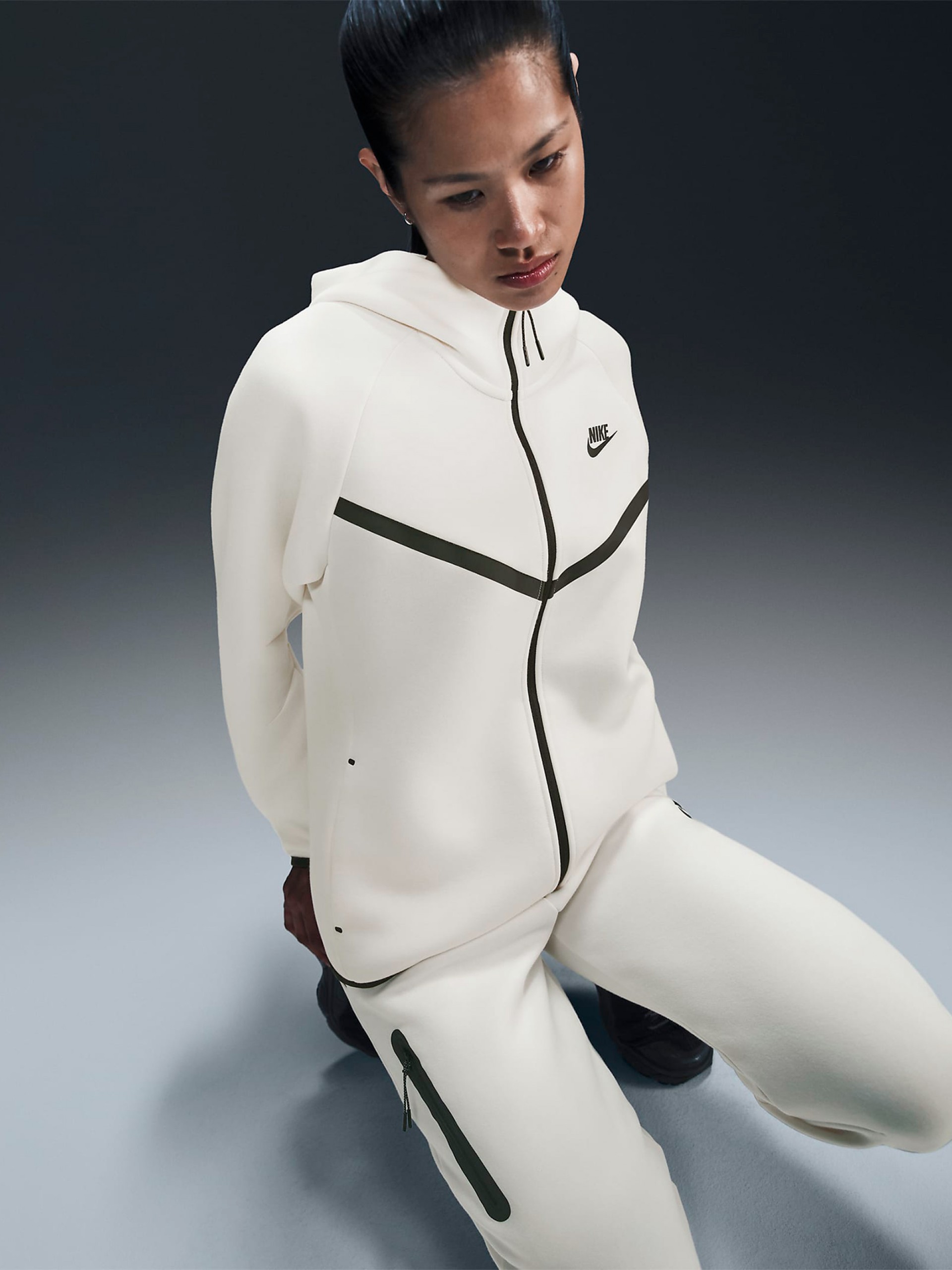Chaqueta con Capucha Nike Sportswear Tech Fleece Windrunner Beige Para Mujer