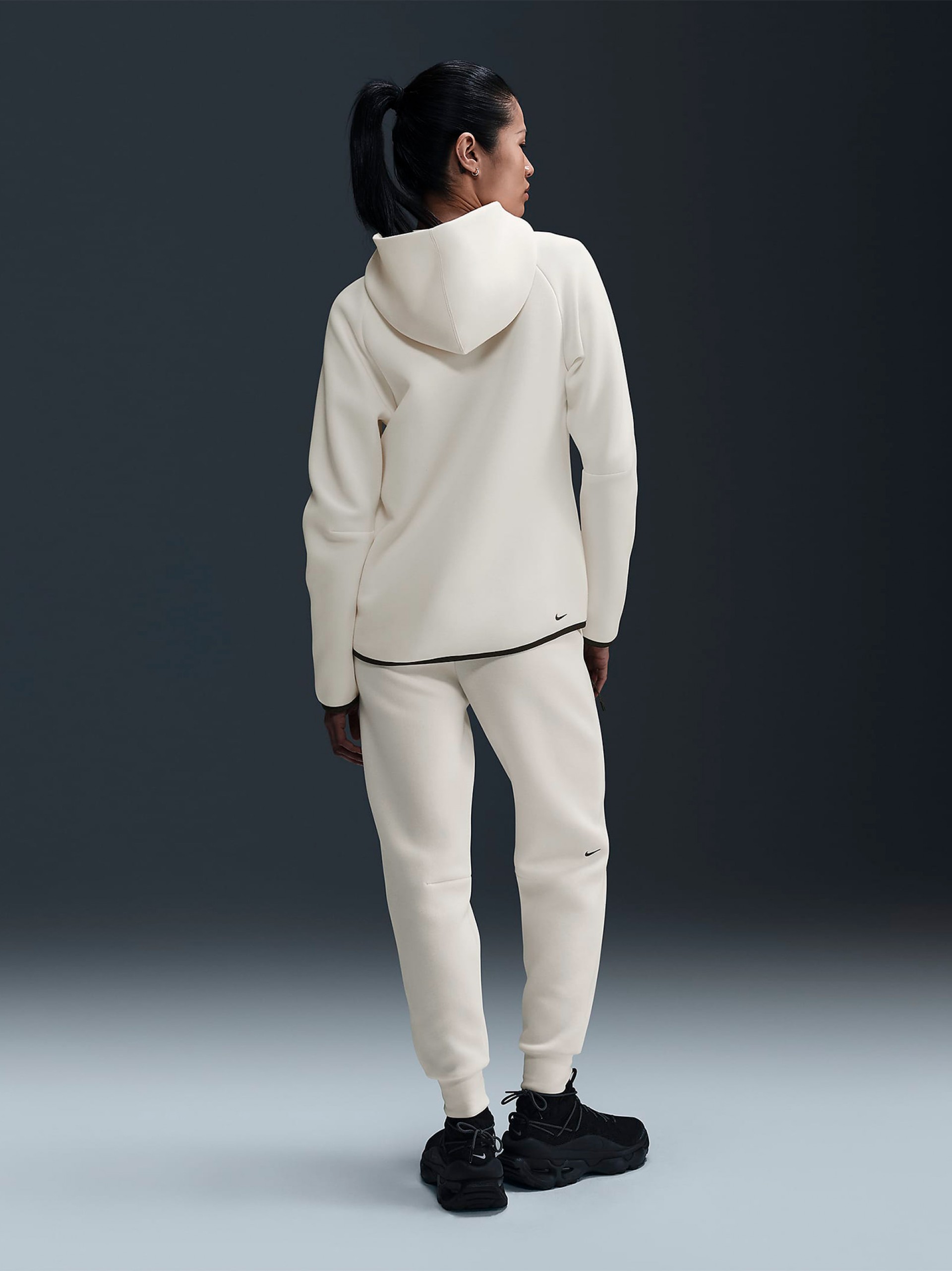 Chaqueta con Capucha Nike Sportswear Tech Fleece Windrunner Beige Para Mujer