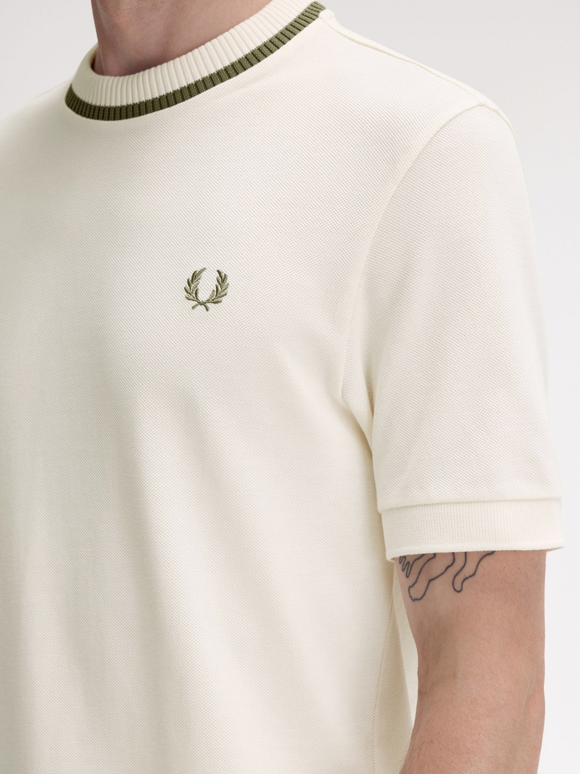 Camiseta Fred Perry Crew Neck Piqué Beige y Verde