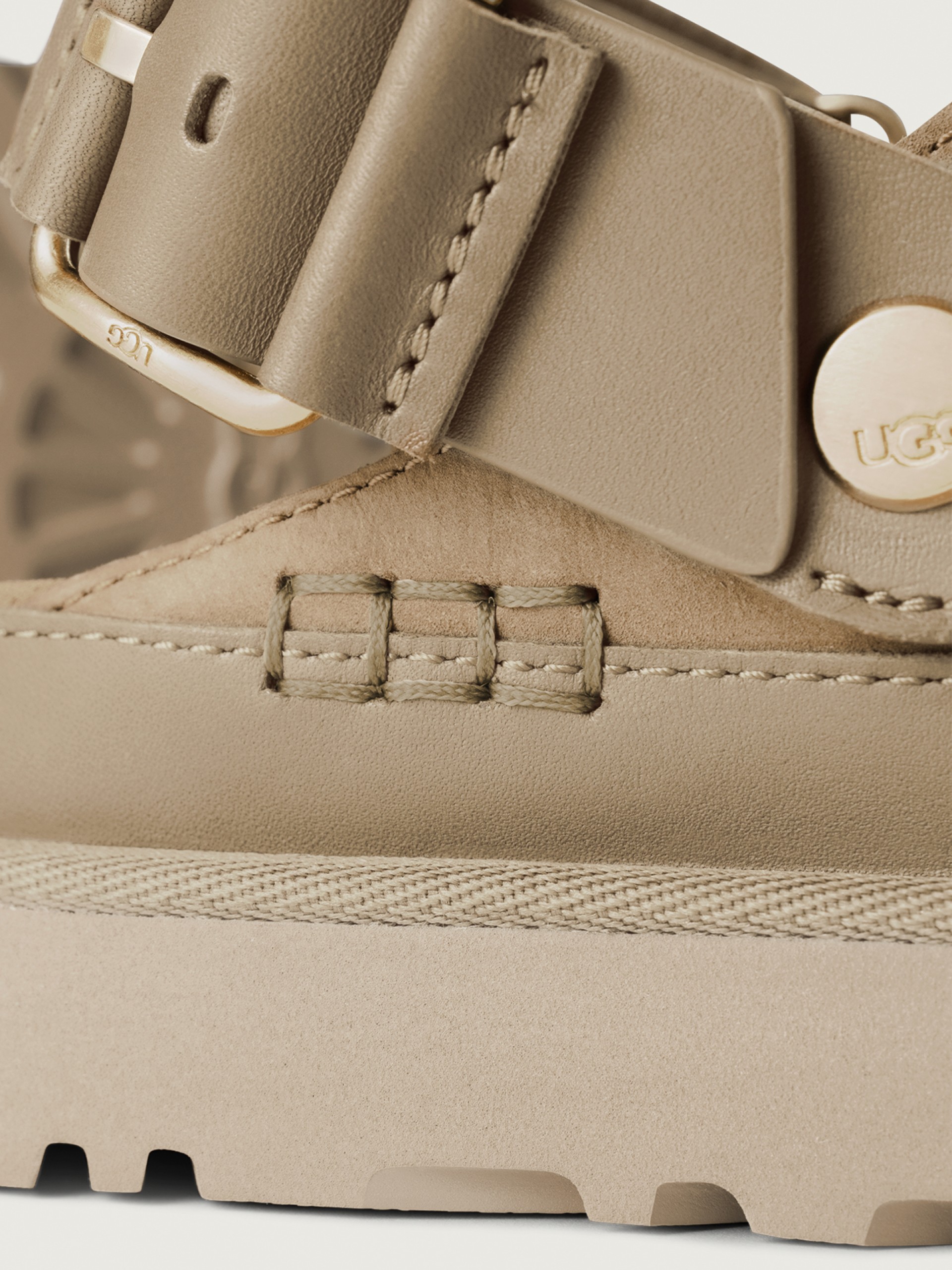 Sandálias Ugg Goldenstar Villa Clog Bege Para Mulher