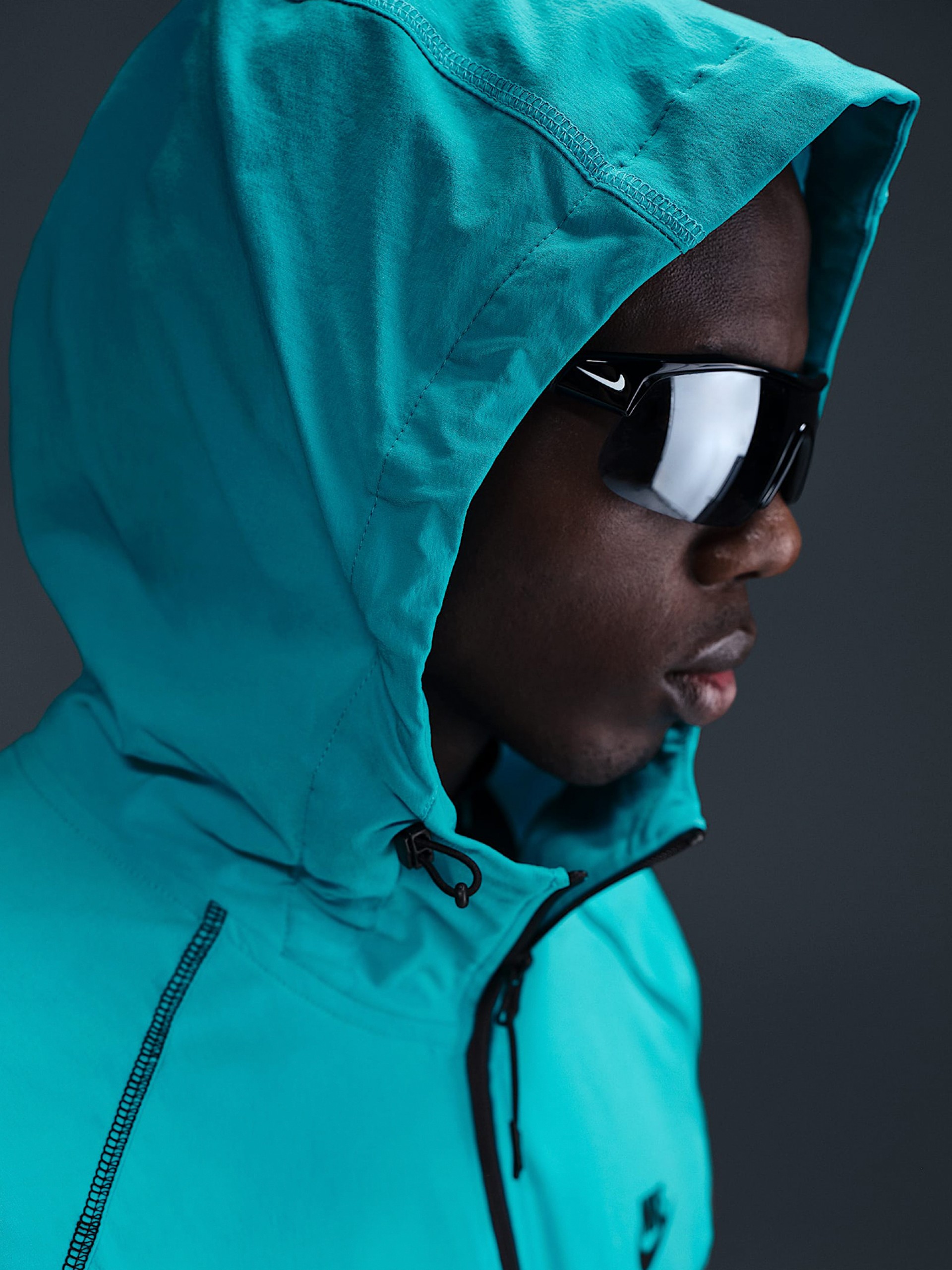 Chaqueta Cortavientos con Capucha Nike Tech Woven Azul y Negra Para Hombre