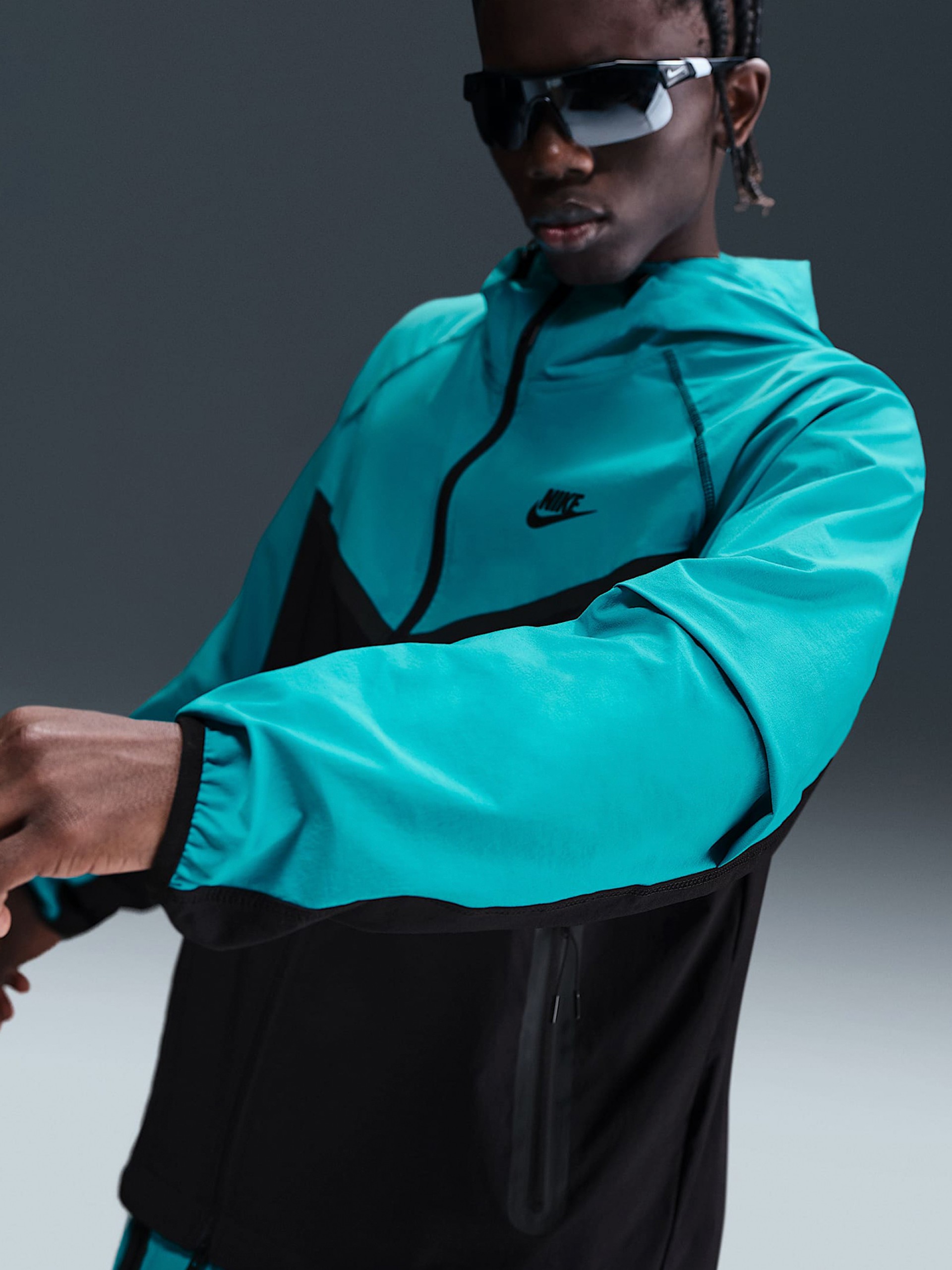 Chaqueta Cortavientos con Capucha Nike Tech Woven Azul y Negra Para Hombre