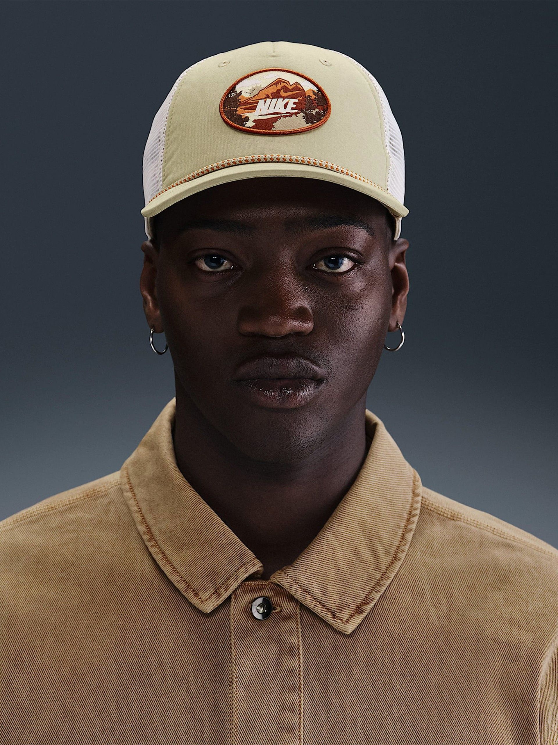 Gorra Nike Rise Structured Outdoor Trucker Beige y Blanca