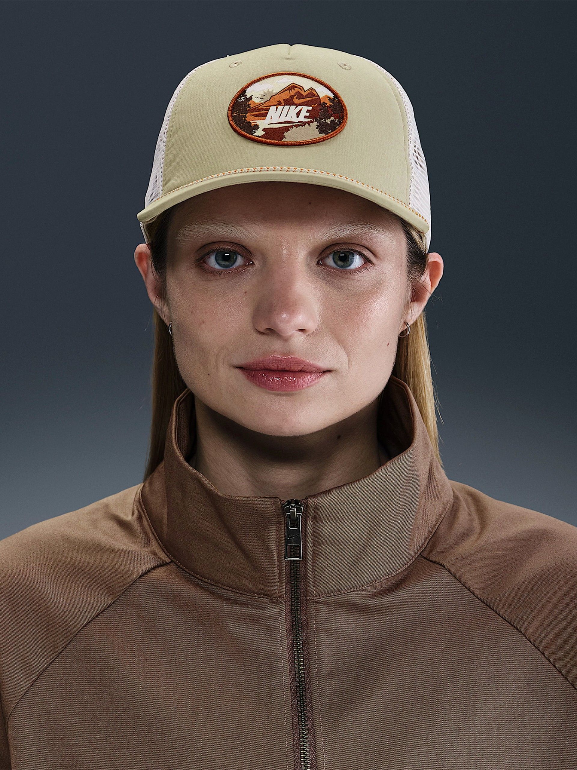 Gorra Nike Rise Structured Outdoor Trucker Beige y Blanca