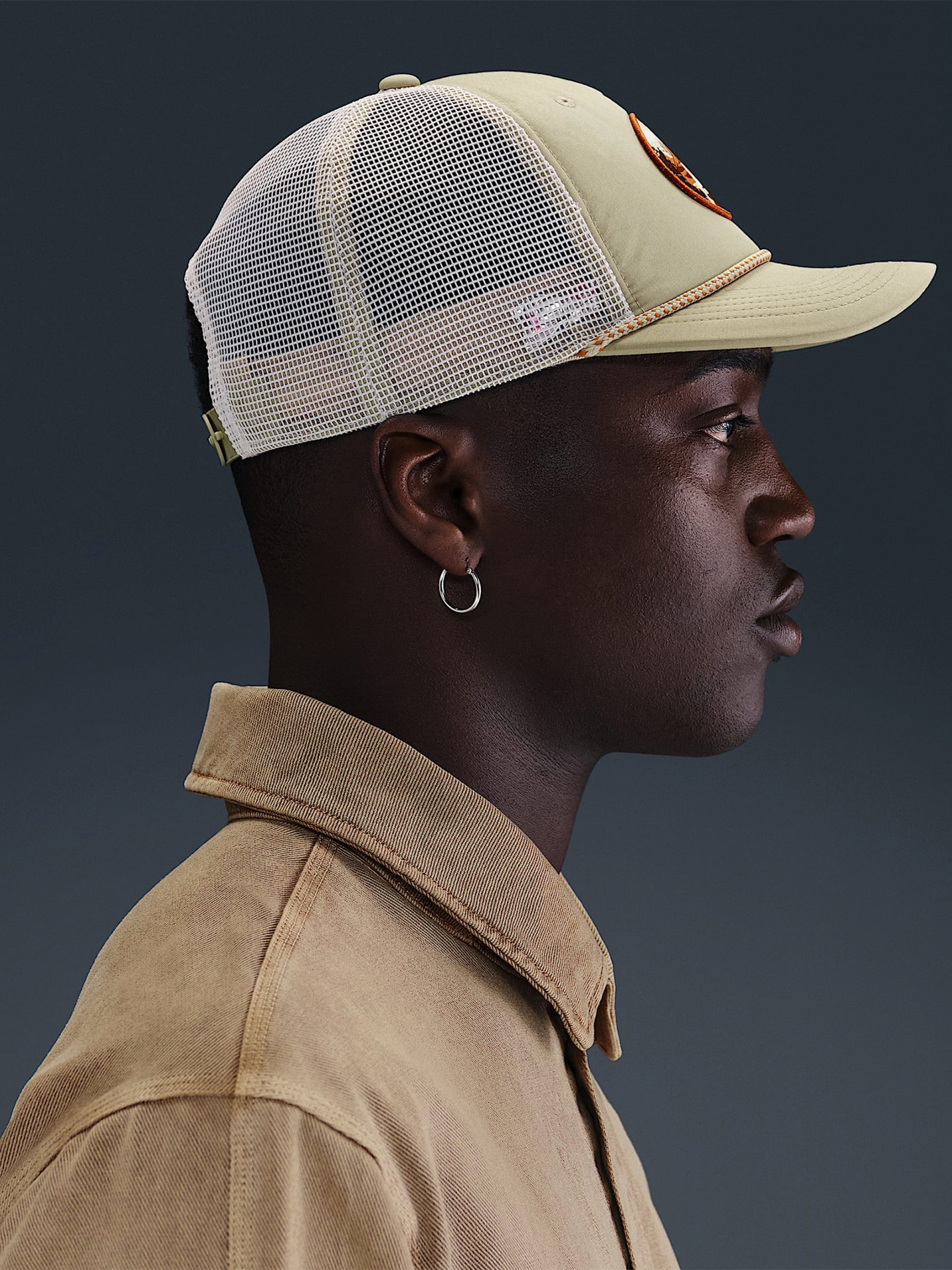 Gorra Nike Rise Structured Outdoor Trucker Beige y Blanca