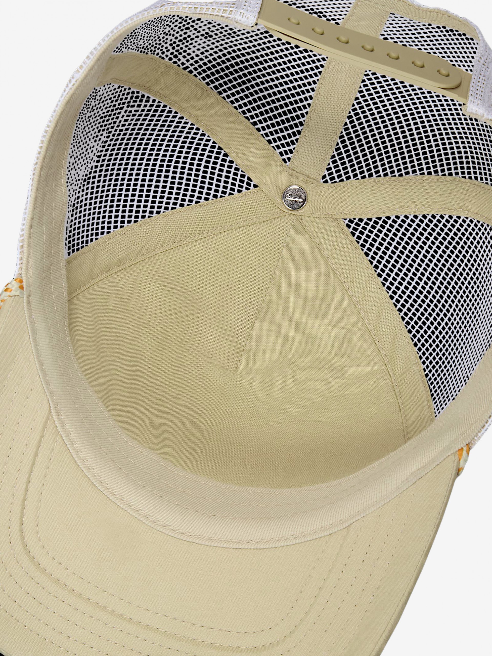 Gorra Nike Rise Structured Outdoor Trucker Beige y Blanca