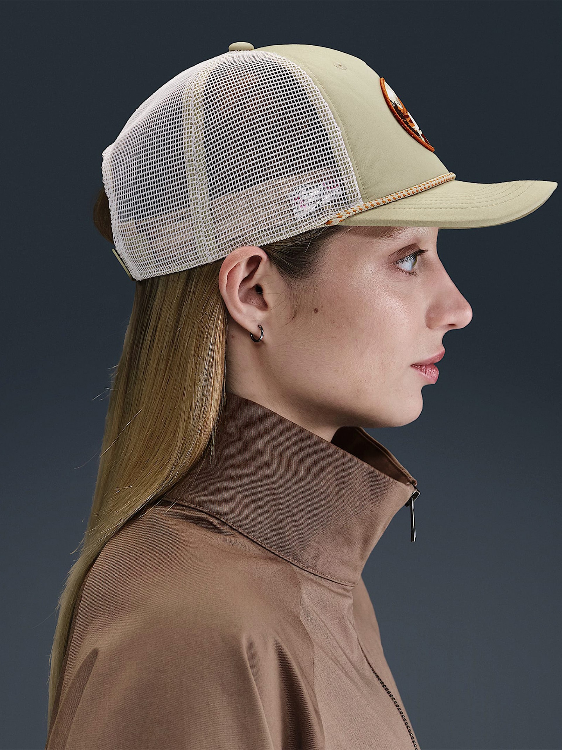 Gorra Nike Rise Structured Outdoor Trucker Beige y Blanca